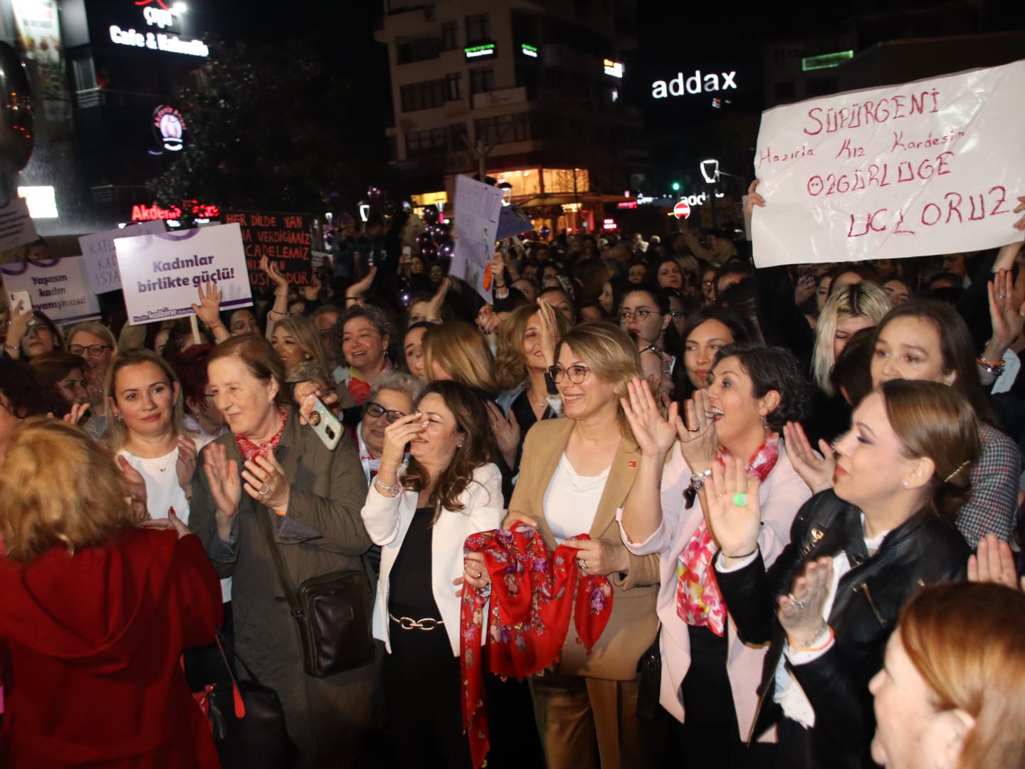 Manisa'da Gece Yürüyüşü Düzenlendi (13)