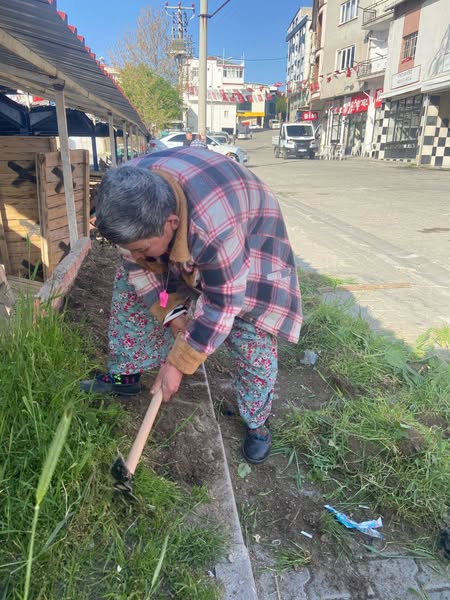 Ayşe Abla Eline Çapayı Alıp Sahaya İndi (2)