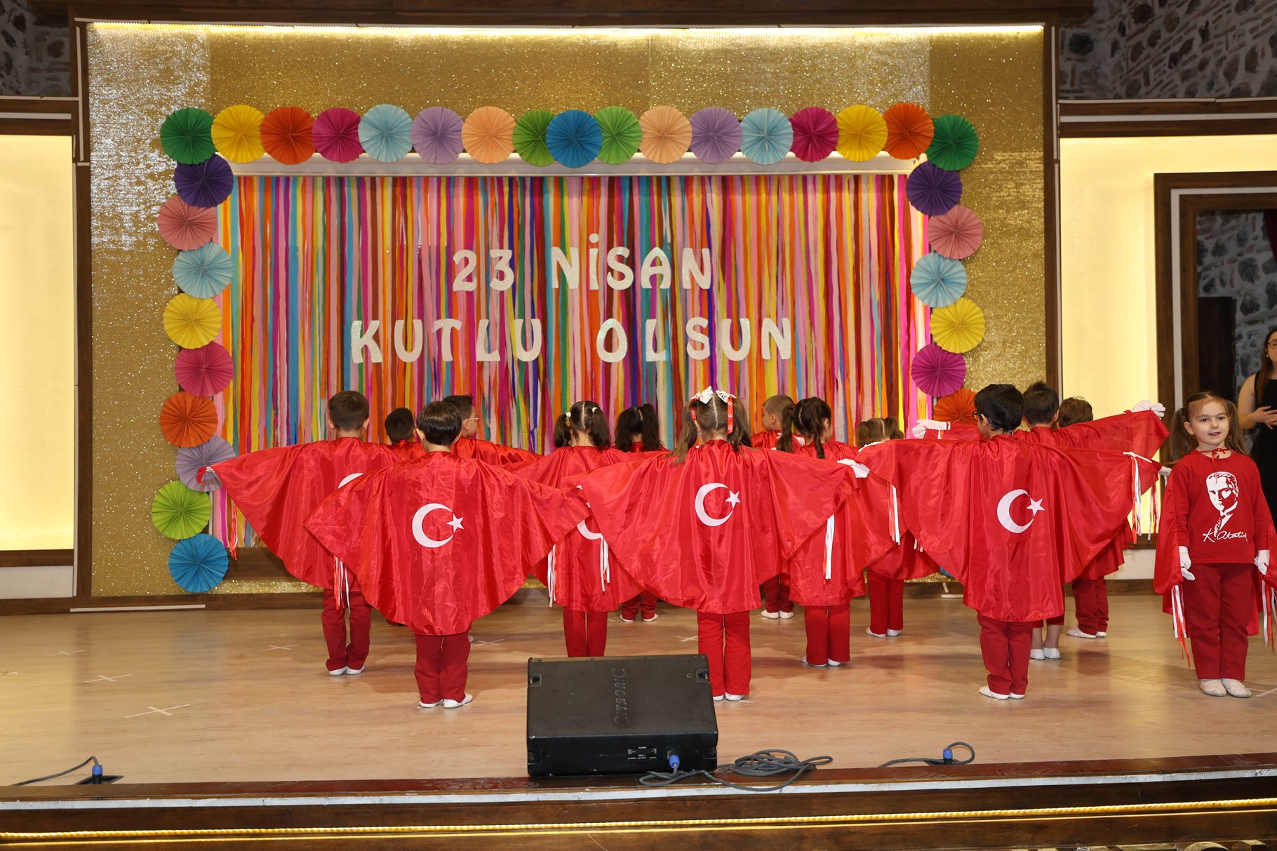 Dans Ettiler, Şiir Okudular, Bayramı Doyasıya Kutladılar (1)