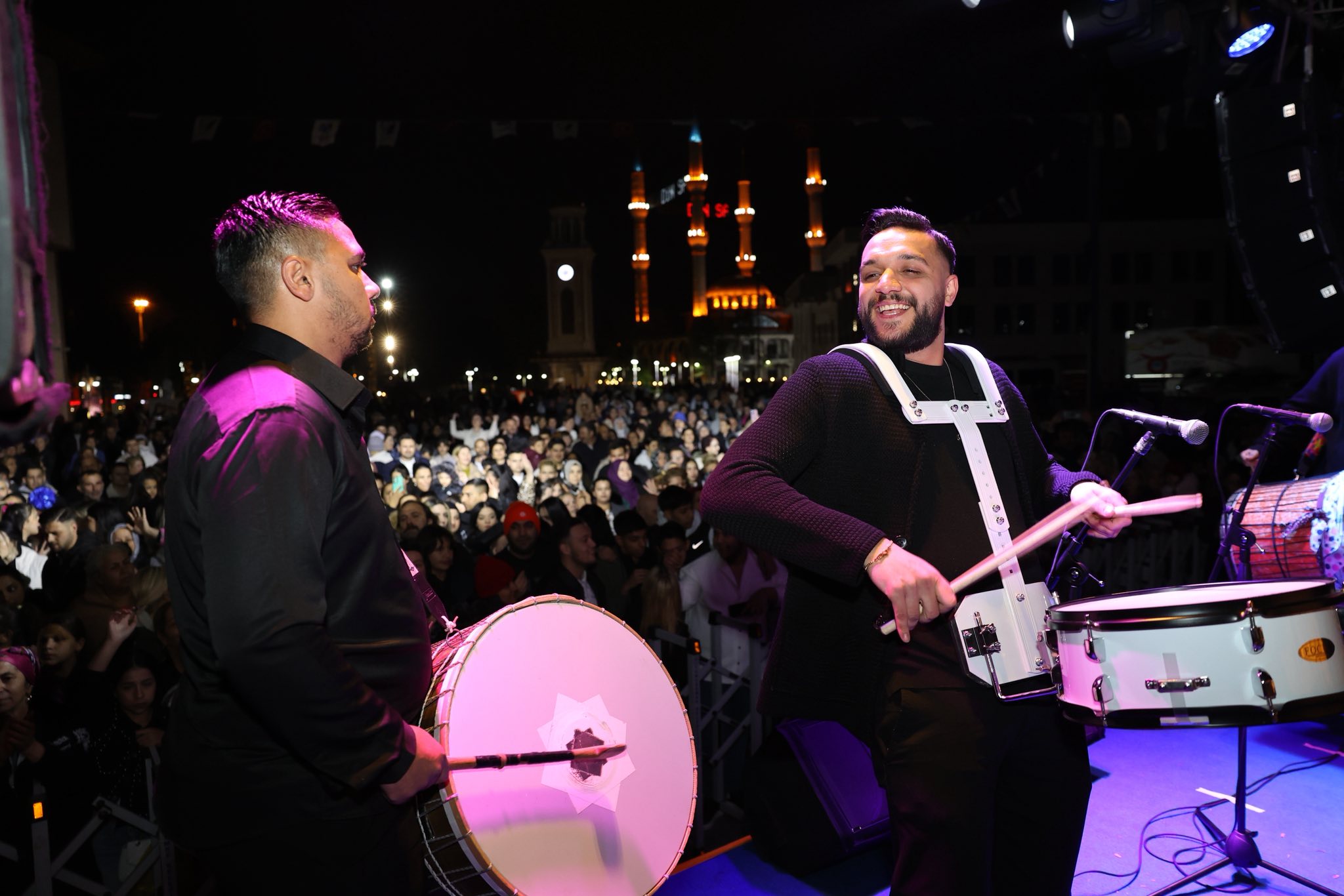 Yunusemre’den Roman Gecesi Binlerce Kişi Müzik Ve Dansla Coşt (9)