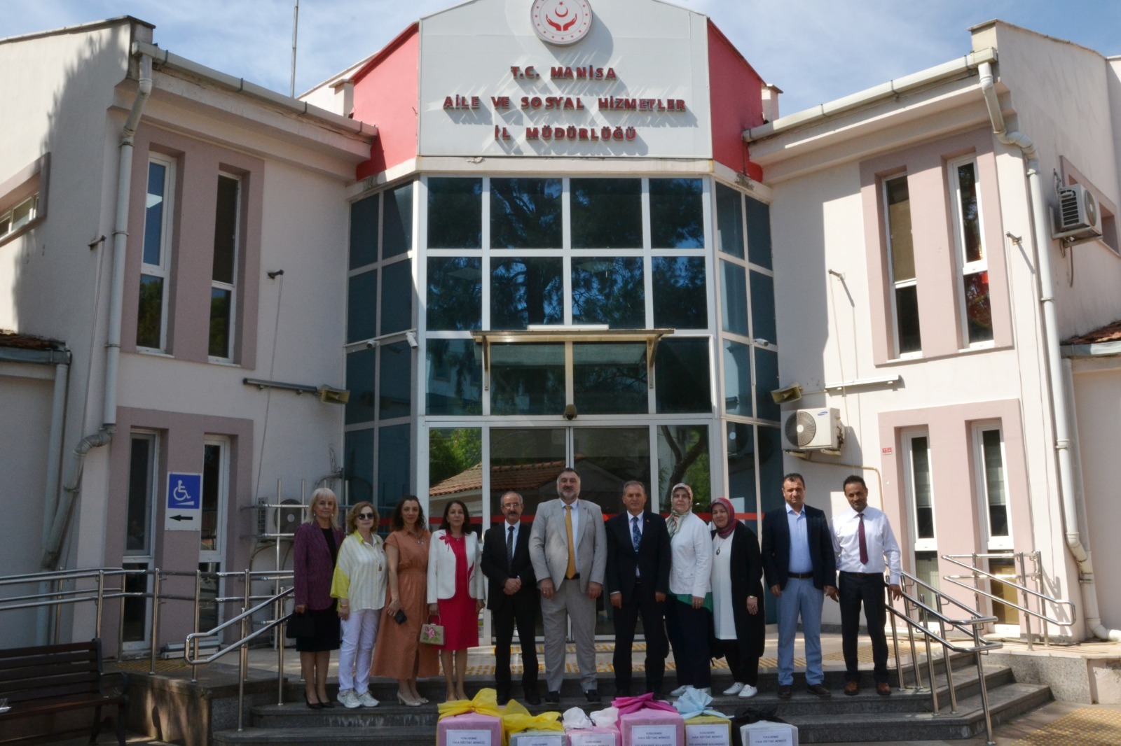 Yunusemre Halk Eğitim Merkezi’nden Sevgi Evleri’nde Kalan Çocuklara Bayram Sevinci (1)