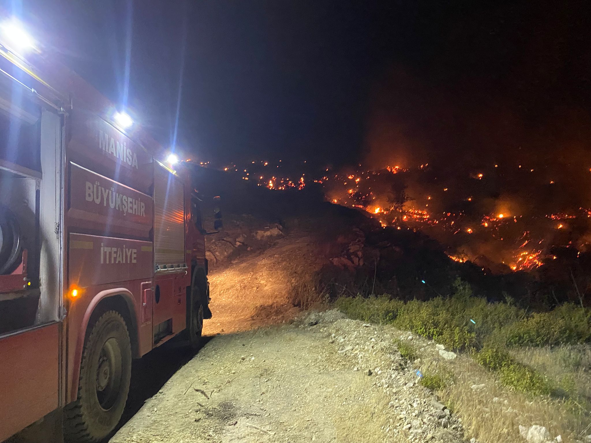 Manisa Büyükşehir’den İzmir’deki Orman Yangınlarına Söndürme Desteği (4)