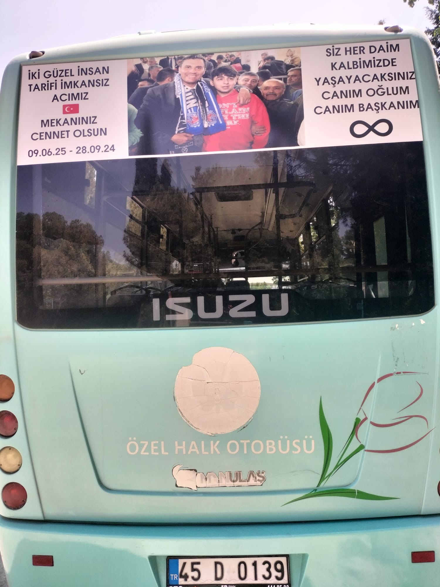 Manisalı Şoförden Duygulandıran Vefa Otobüsüne Ferdi Zeyrek Ve Oğlunun Fotoğrafını Astı (1)