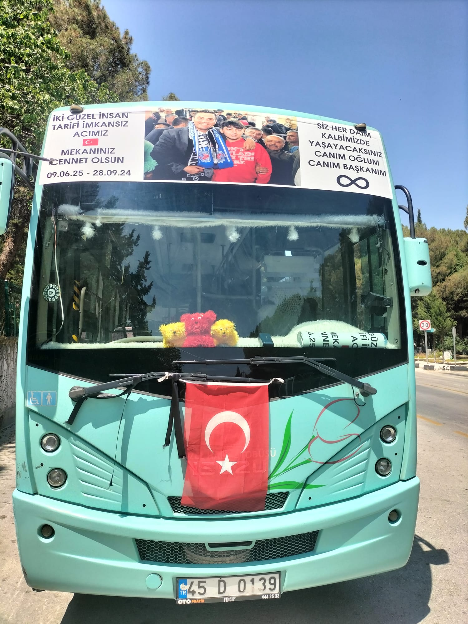 Manisalı Şoförden Duygulandıran Vefa Otobüsüne Ferdi Zeyrek Ve Oğlunun Fotoğrafını Astı (2)