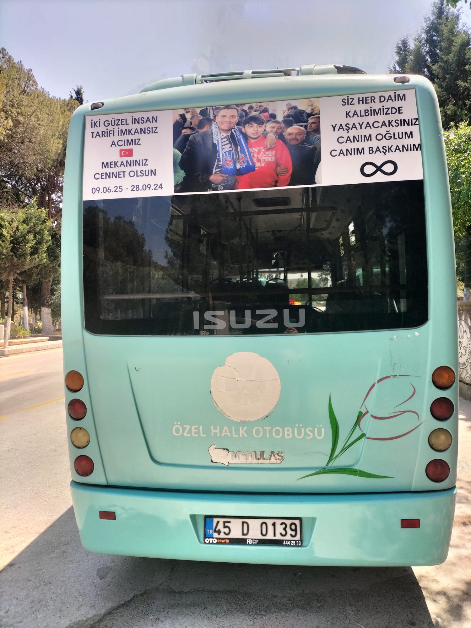 Manisalı Şoförden Duygulandıran Vefa Otobüsüne Ferdi Zeyrek Ve Oğlunun Fotoğrafını Astı (3)