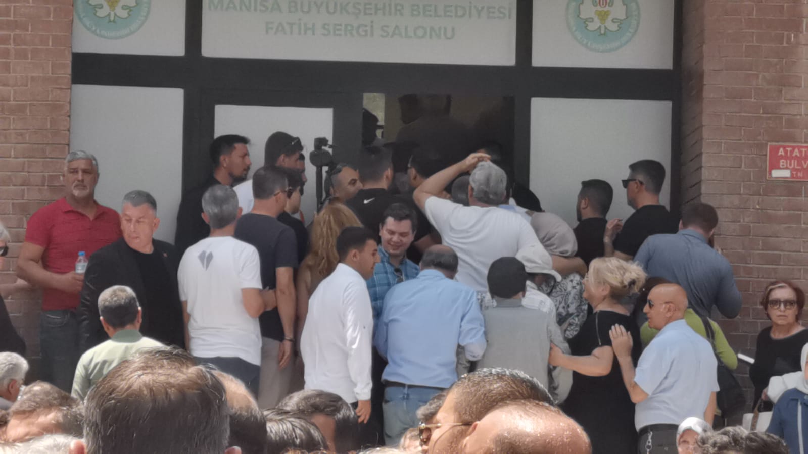 Ferdi Zeyrek’e Veda Taziye Alanında Uzun Kuyruklar Oluştu (1)-1