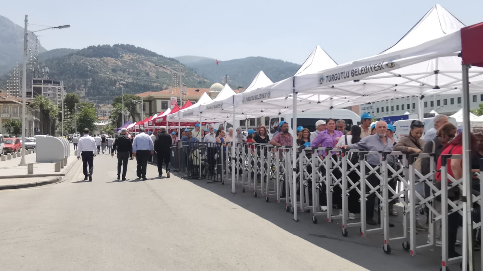 Ferdi Zeyrek’e Veda Taziye Alanında Uzun Kuyruklar Oluştu (2)