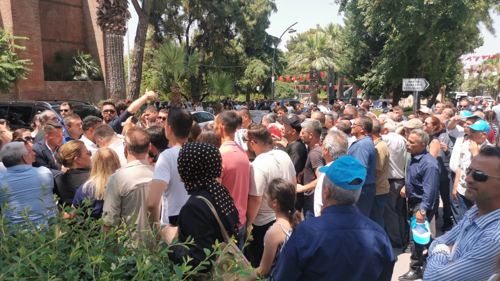 Ferdi Zeyrek’e Veda Taziye Alanında Uzun Kuyruklar Oluştu (4)