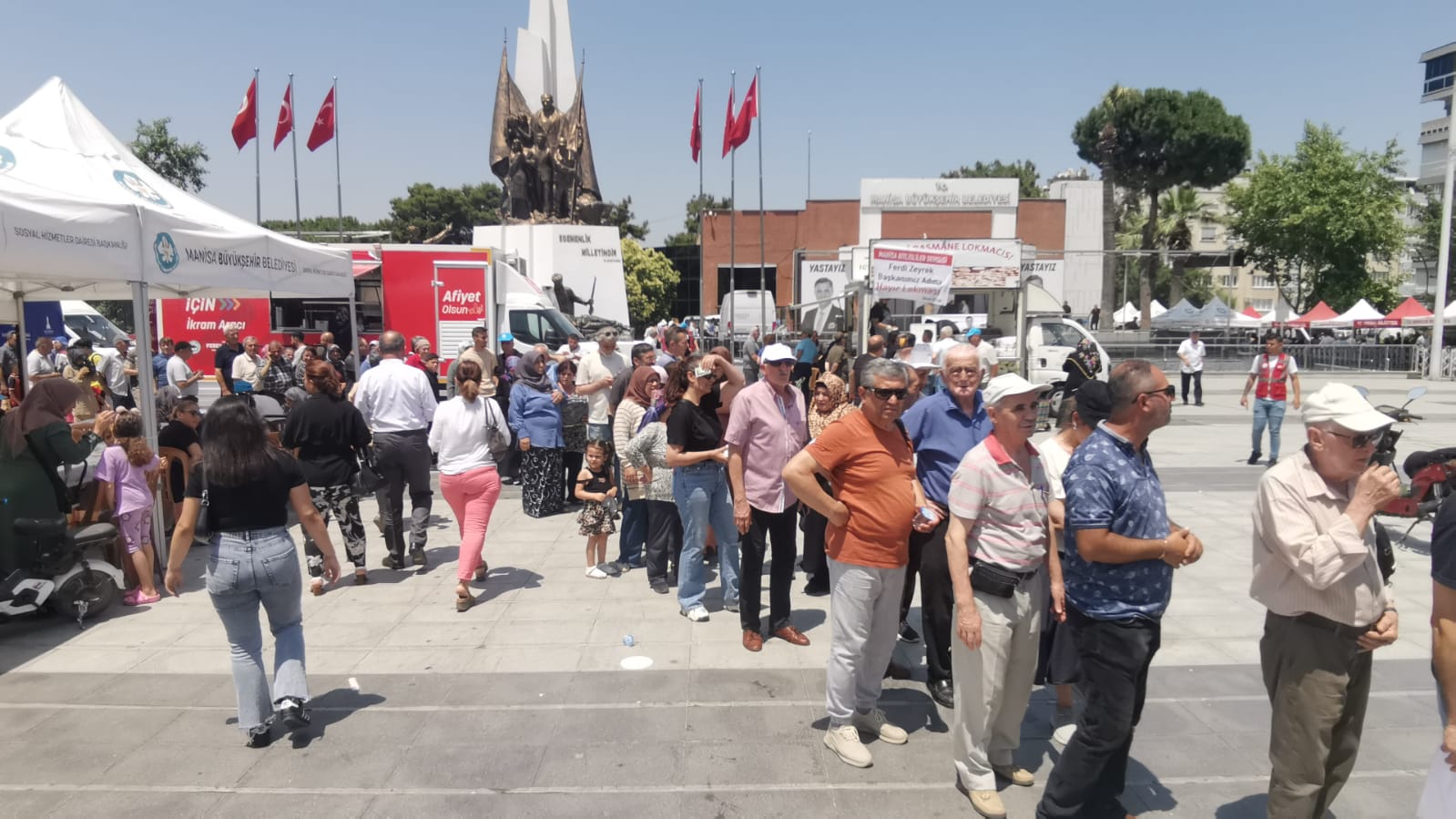 Ferdi Zeyrek’e Veda Taziye Alanında Uzun Kuyruklar Oluştu (9)