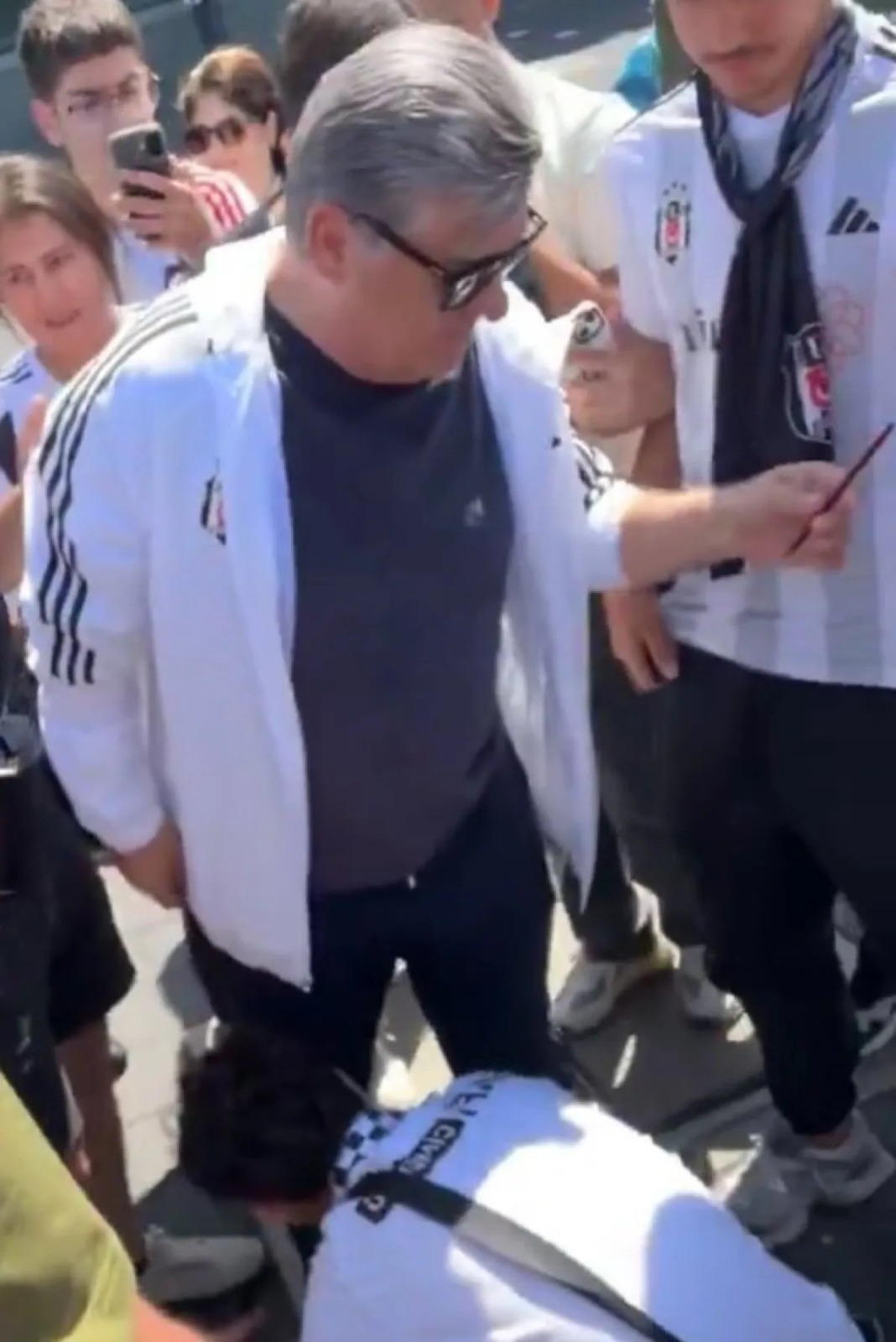 Beşiktaş Taraftarından Şaşırtan Savgi Gösterisi (2)