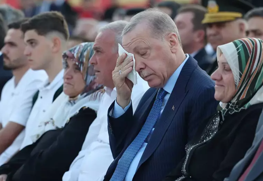 Cumhurbaşkanı Erdoğan, 15 Temmuz Belgeselini Izlerken Gözyaşlarını Tutamadı (1)