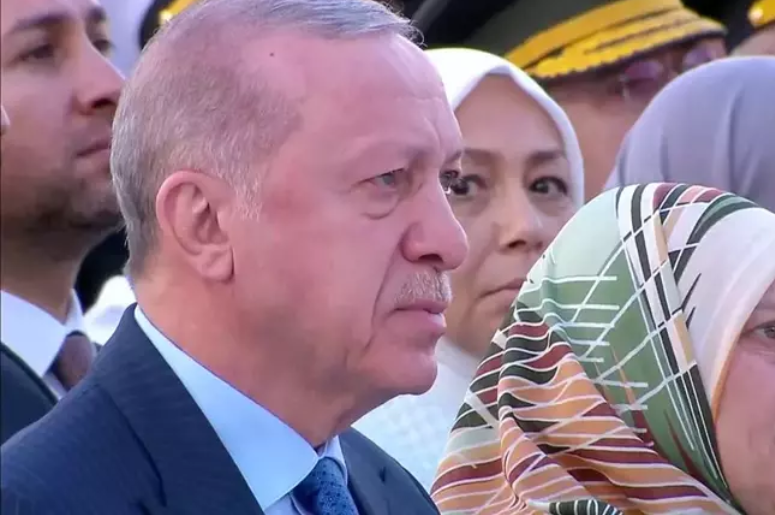 Cumhurbaşkanı Erdoğan, 15 Temmuz Belgeselini Izlerken Gözyaşlarını Tutamadı (2)
