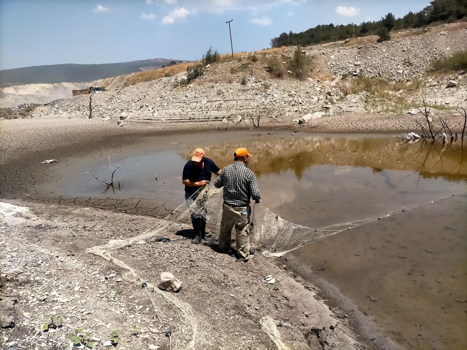 Soma’da Balıklar Için Örnek Seferberlik Kuruyan Göletten Yaşam Kurtarıldı (3)
