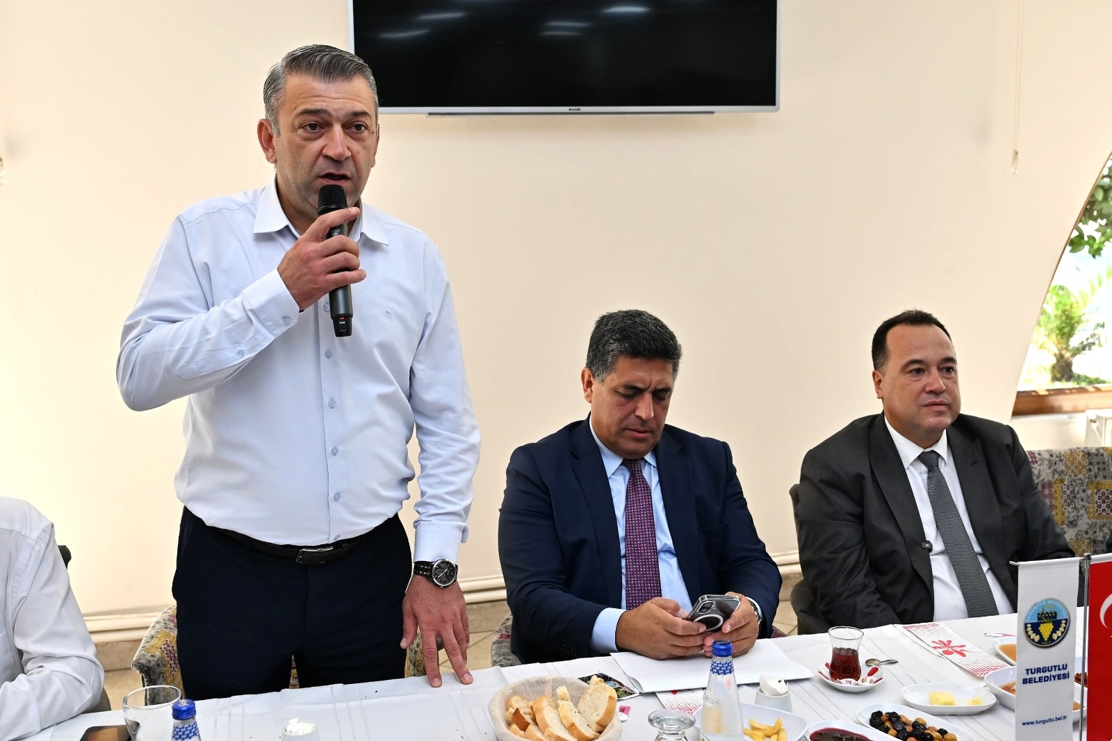 Başkan Dutlulu, Turgutlu’da Muhtarların Isteklerini Dinledi (13)