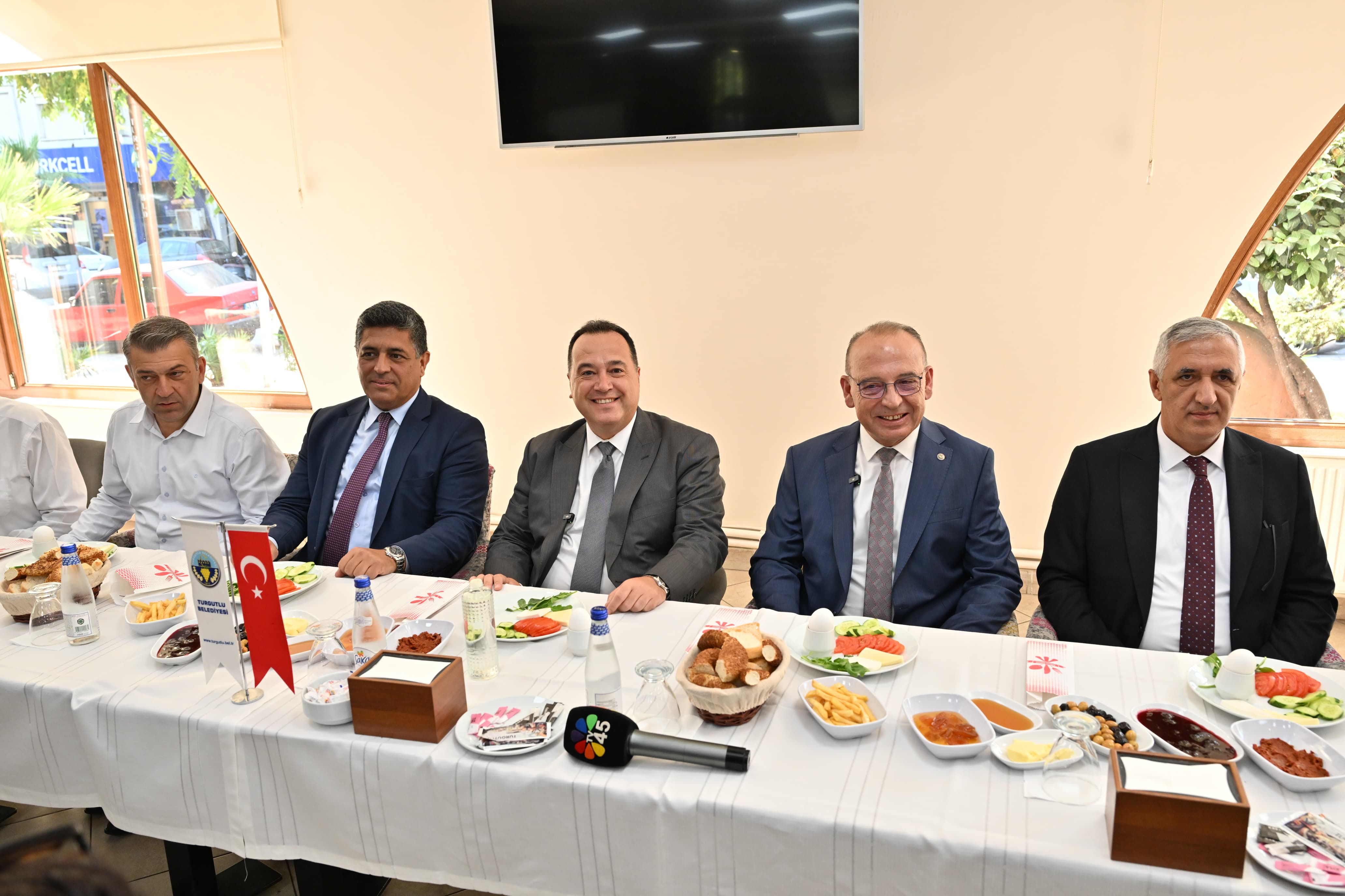 Başkan Dutlulu, Turgutlu’da Muhtarların Isteklerini Dinledi (5)