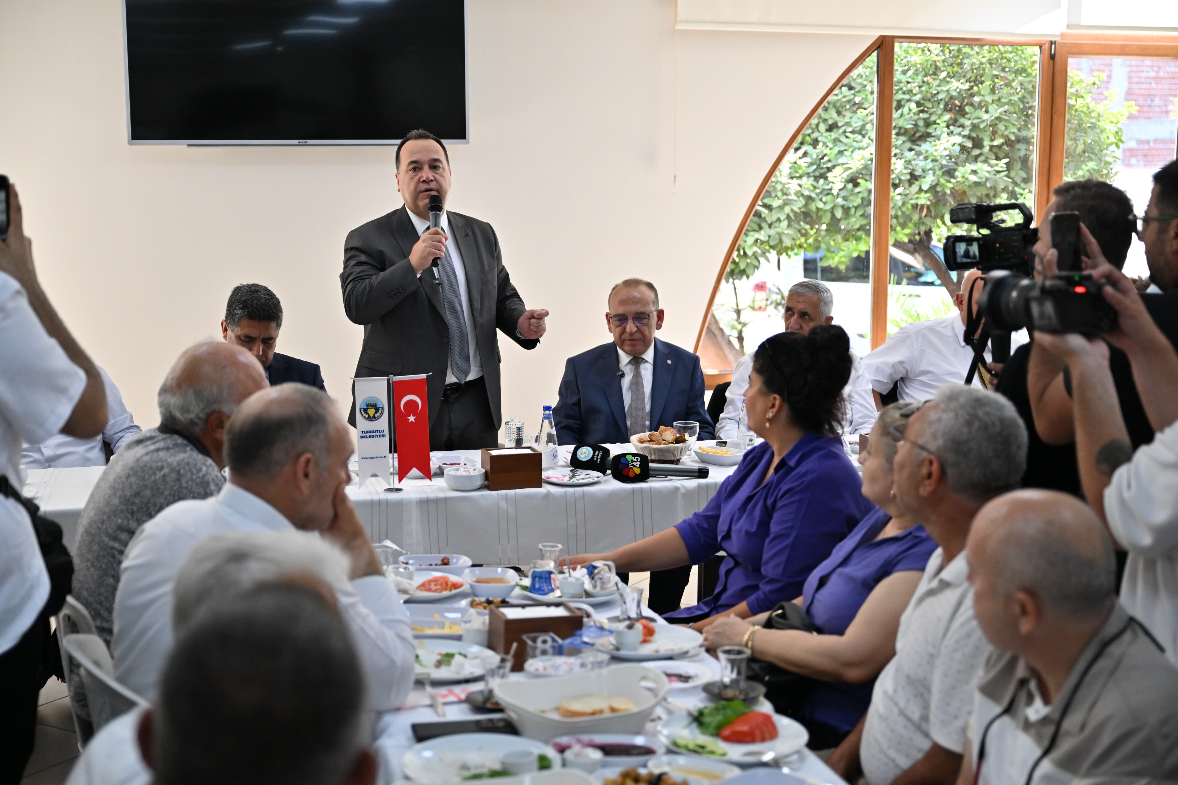 Başkan Dutlulu, Turgutlu’da Muhtarların Isteklerini Dinledi (7)