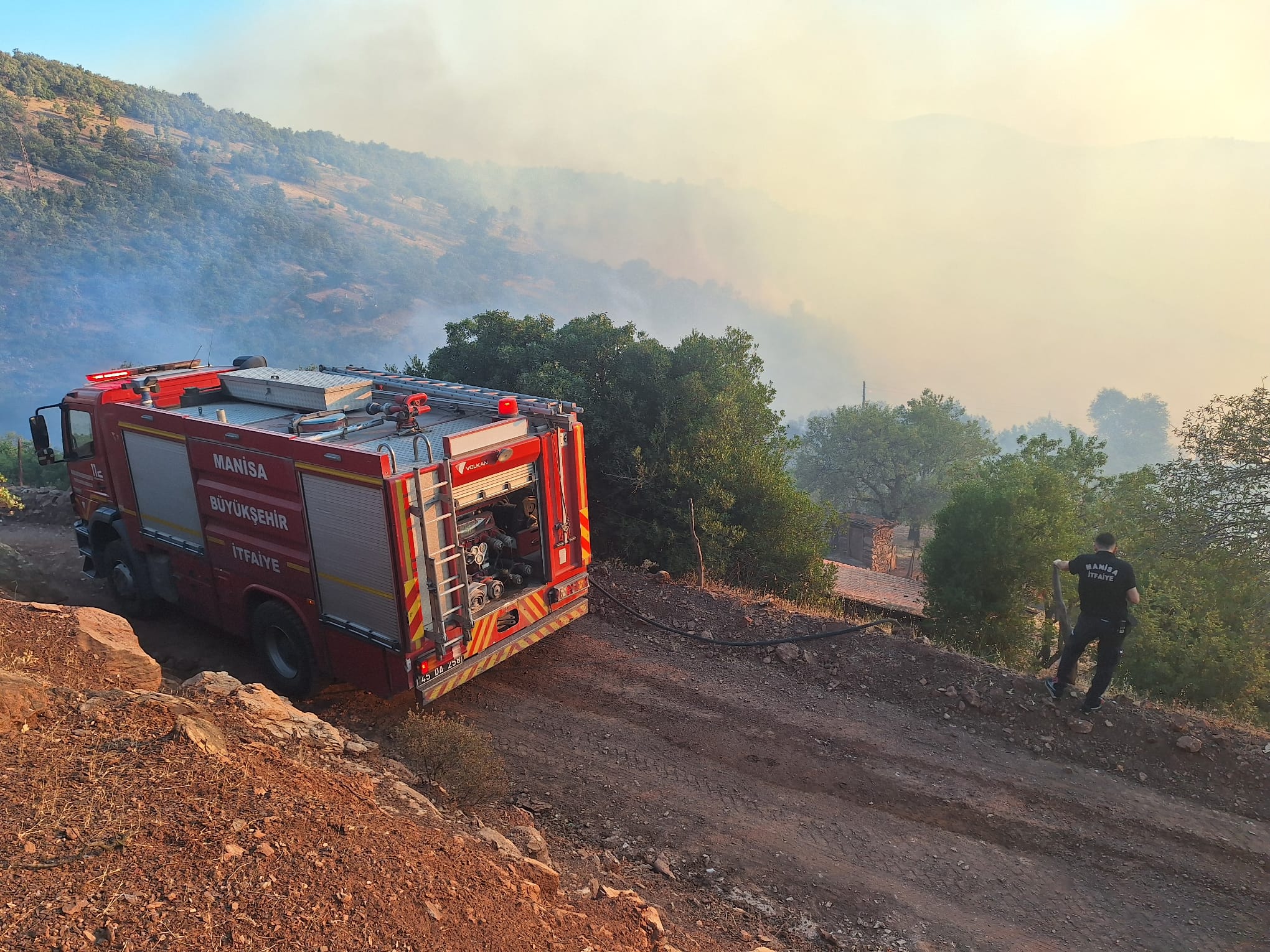 Büyükşehir Ekiplerinden Akhisar’daki Yangına Müdahale (3)