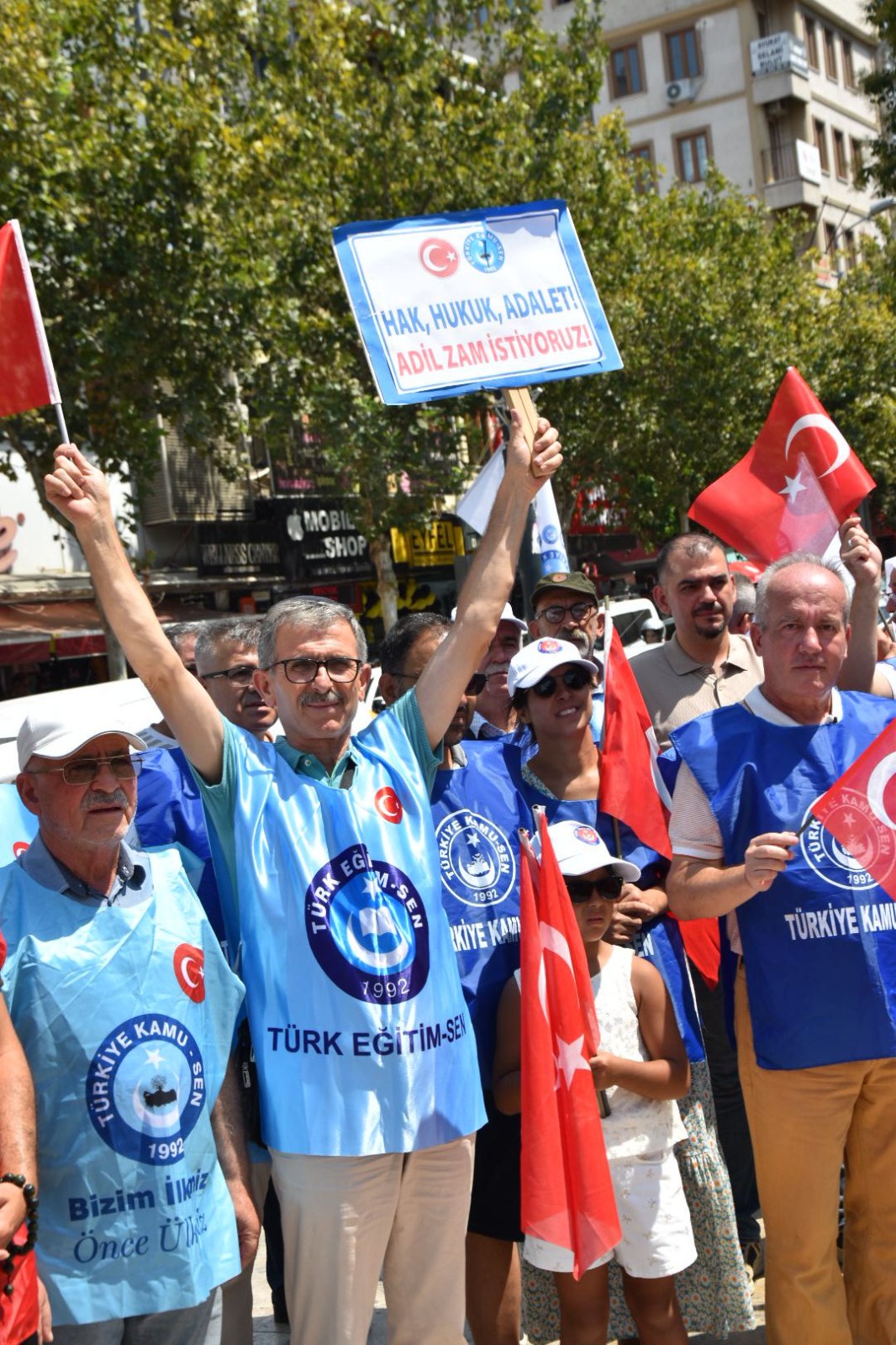 Manisa’da Eylem Var! “Maaşlar Yaşadığımız Gerçeğe Göre Belirlenmelidir” (5)