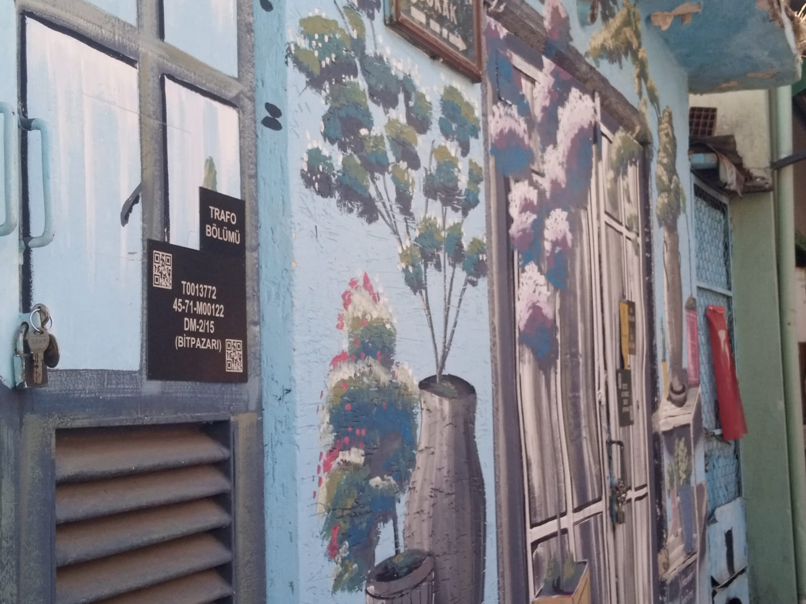 Manisa’da Renkli Trafo Güzelleştiriyor Ama Çevre Düzeni Gölgede Bırakıyor (1)