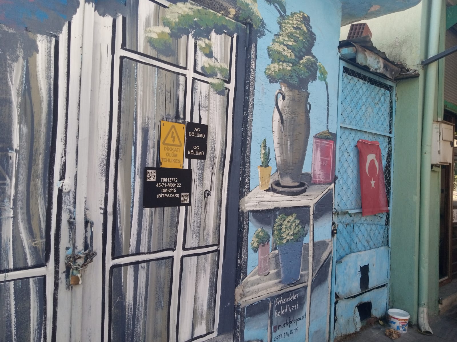 Manisa’da Renkli Trafo Güzelleştiriyor Ama Çevre Düzeni Gölgede Bırakıyor (5)