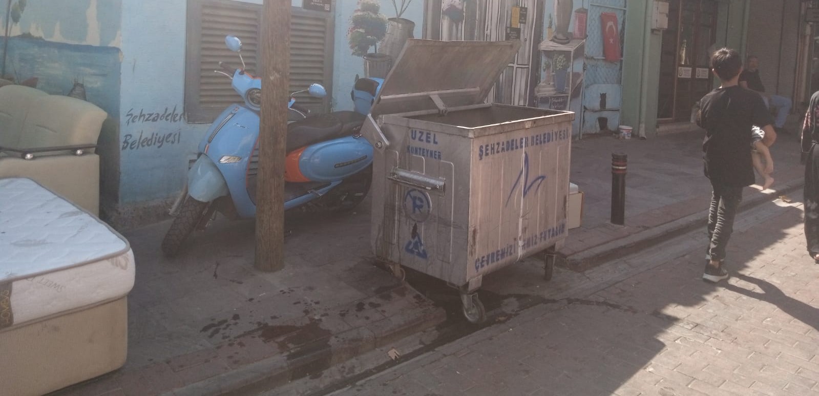 Manisa’da Renkli Trafo Güzelleştiriyor Ama Çevre Düzeni Gölgede Bırakıyor (7)