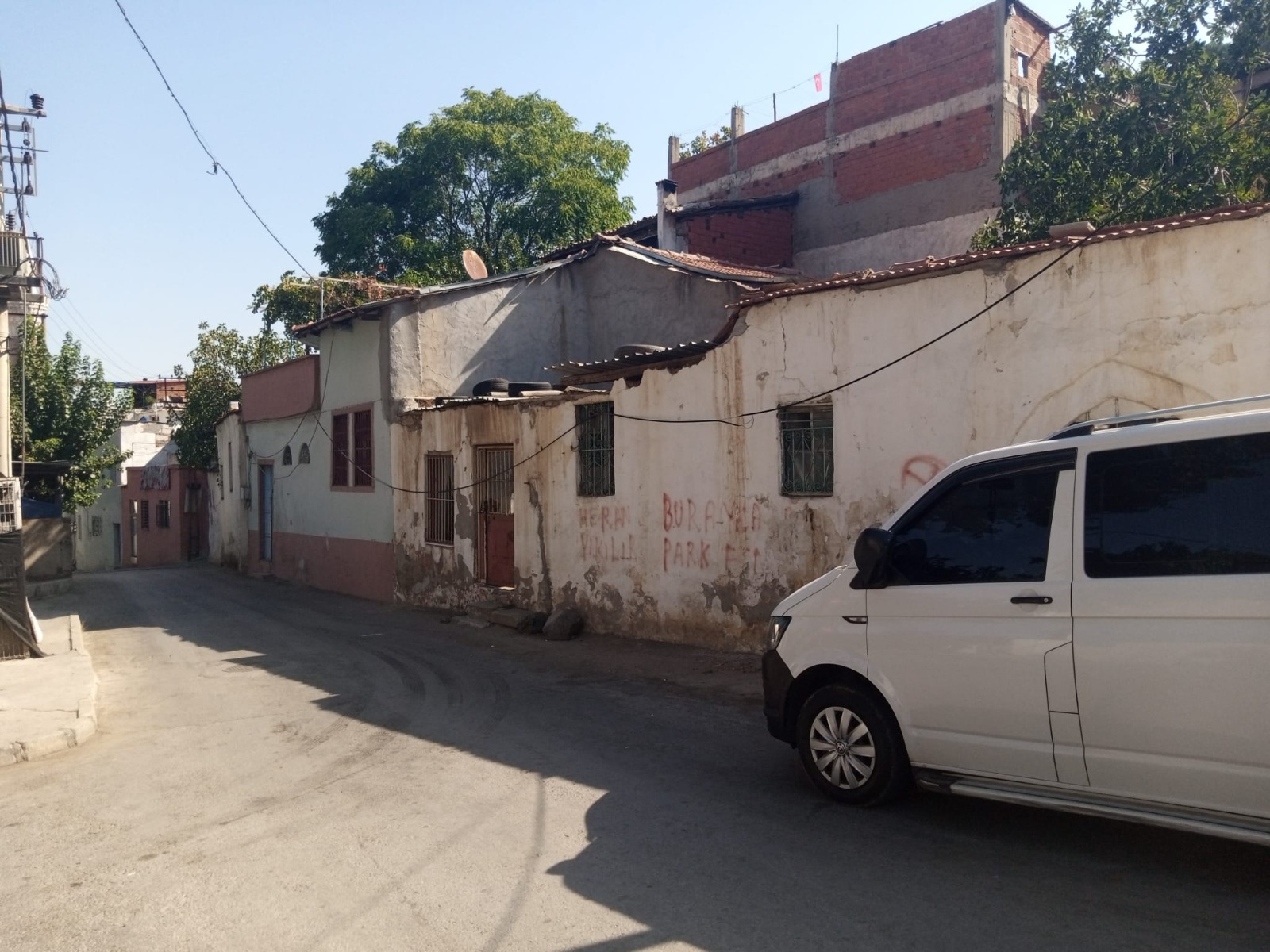 Manisa’da Tehlike Saçan Duvar Her An Yıkılabilir! (1)