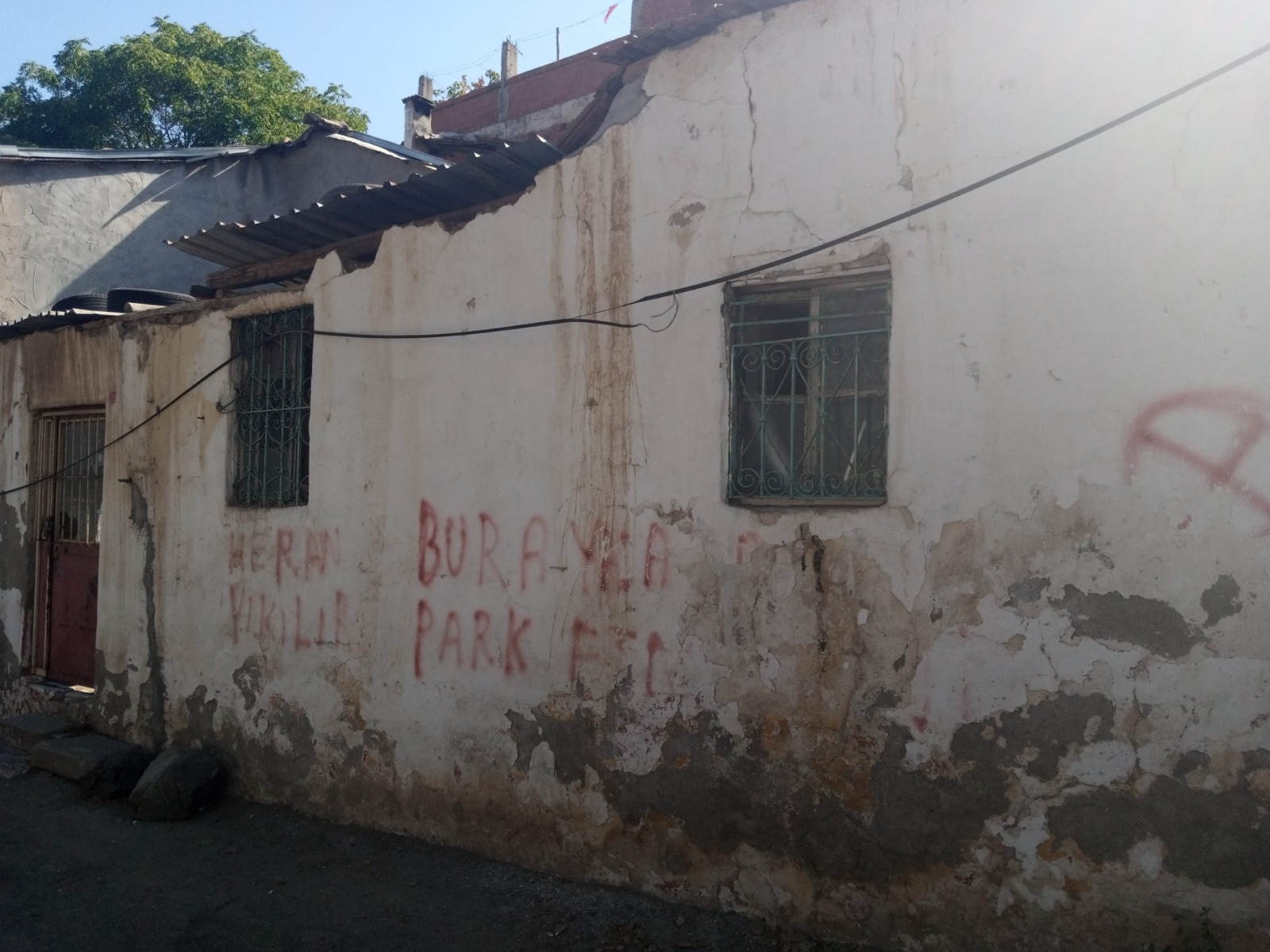 Manisa’da Tehlike Saçan Duvar Her An Yıkılabilir! (4)