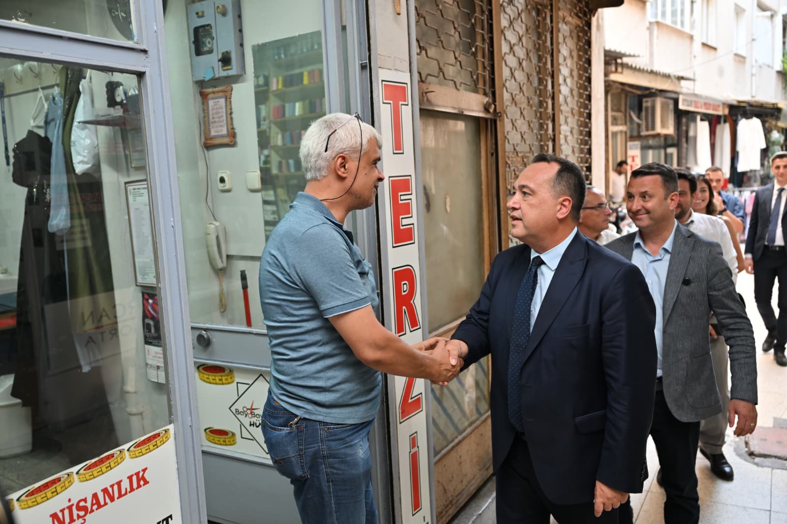 Başkan Dutlulu Akhisar’da Asfalt Çalışmalarını İnceledi, Esnafla Buluştu (12)