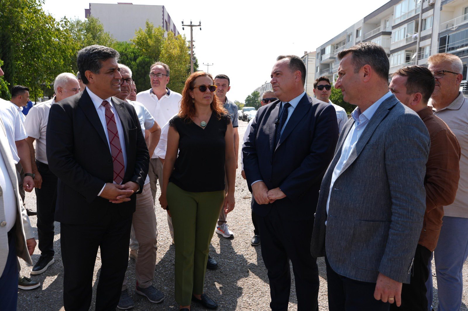 Başkan Dutlulu Akhisar’da Asfalt Çalışmalarını İnceledi, Esnafla Buluştu (18)