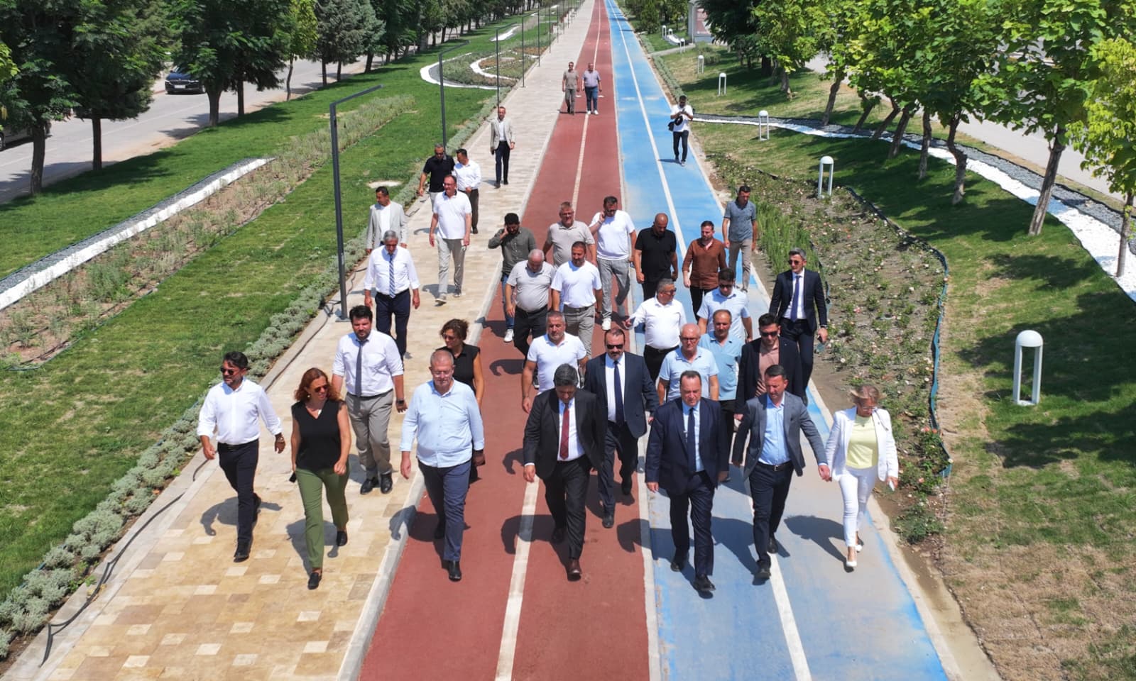 Başkan Dutlulu Akhisar’da Asfalt Çalışmalarını İnceledi, Esnafla Buluştu (4)-1