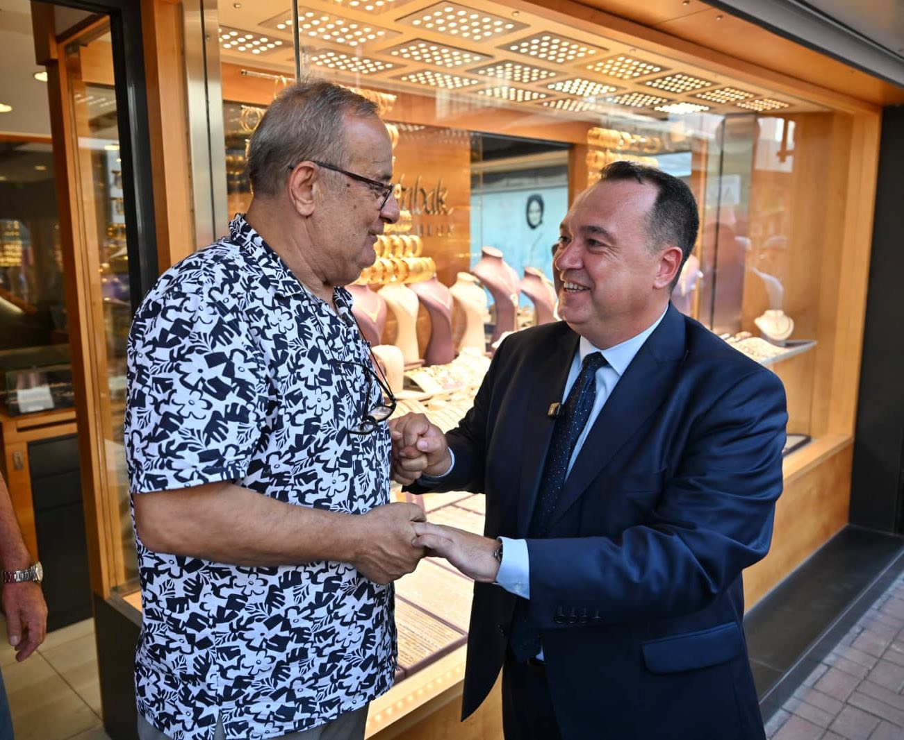 Başkan Dutlulu Akhisar’da Asfalt Çalışmalarını İnceledi, Esnafla Buluştu (7)-1