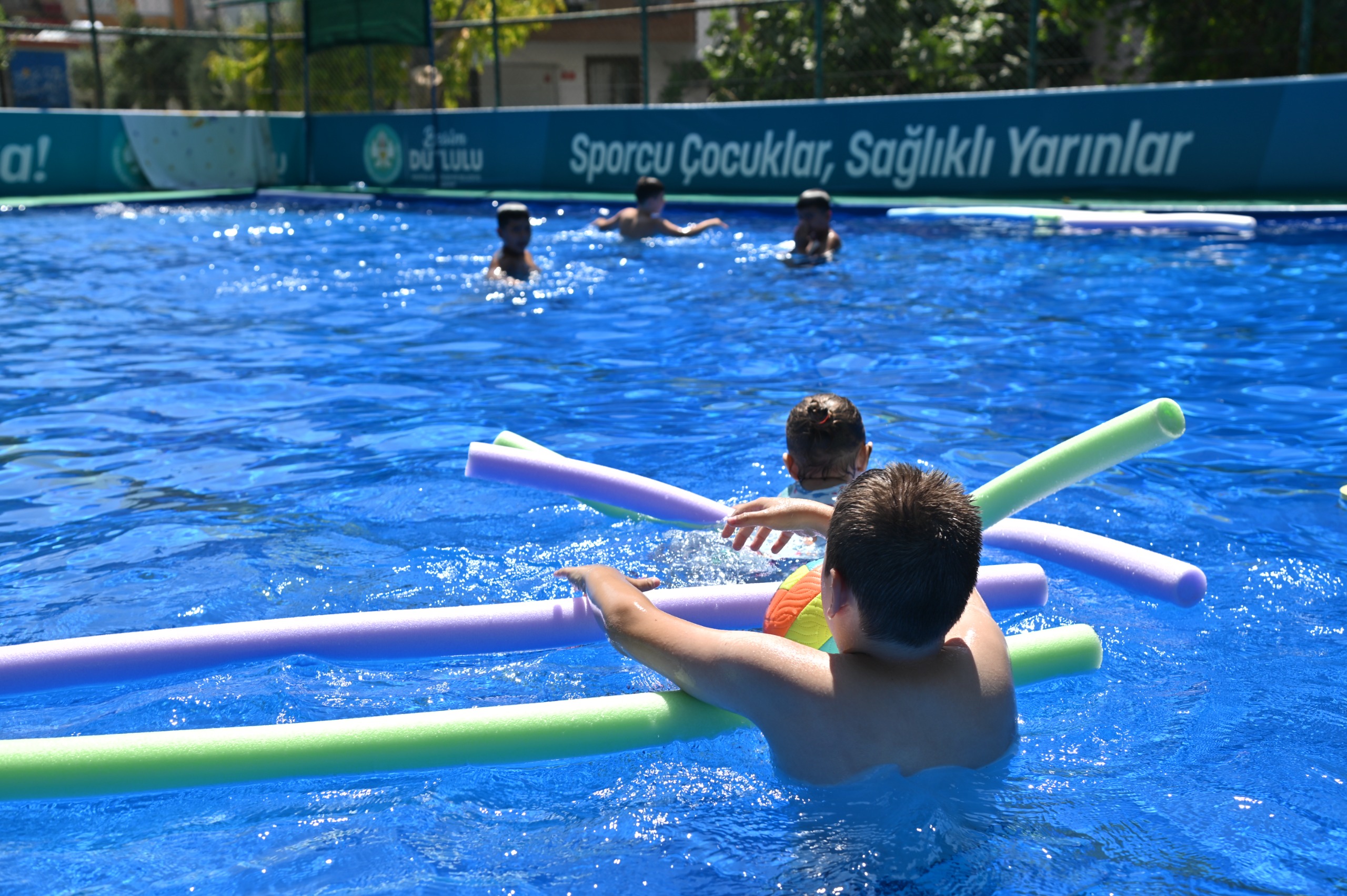 Manisa’da Çocuklar Büyükşehir’in Portatif Havuzlarında Serinliyor (11)