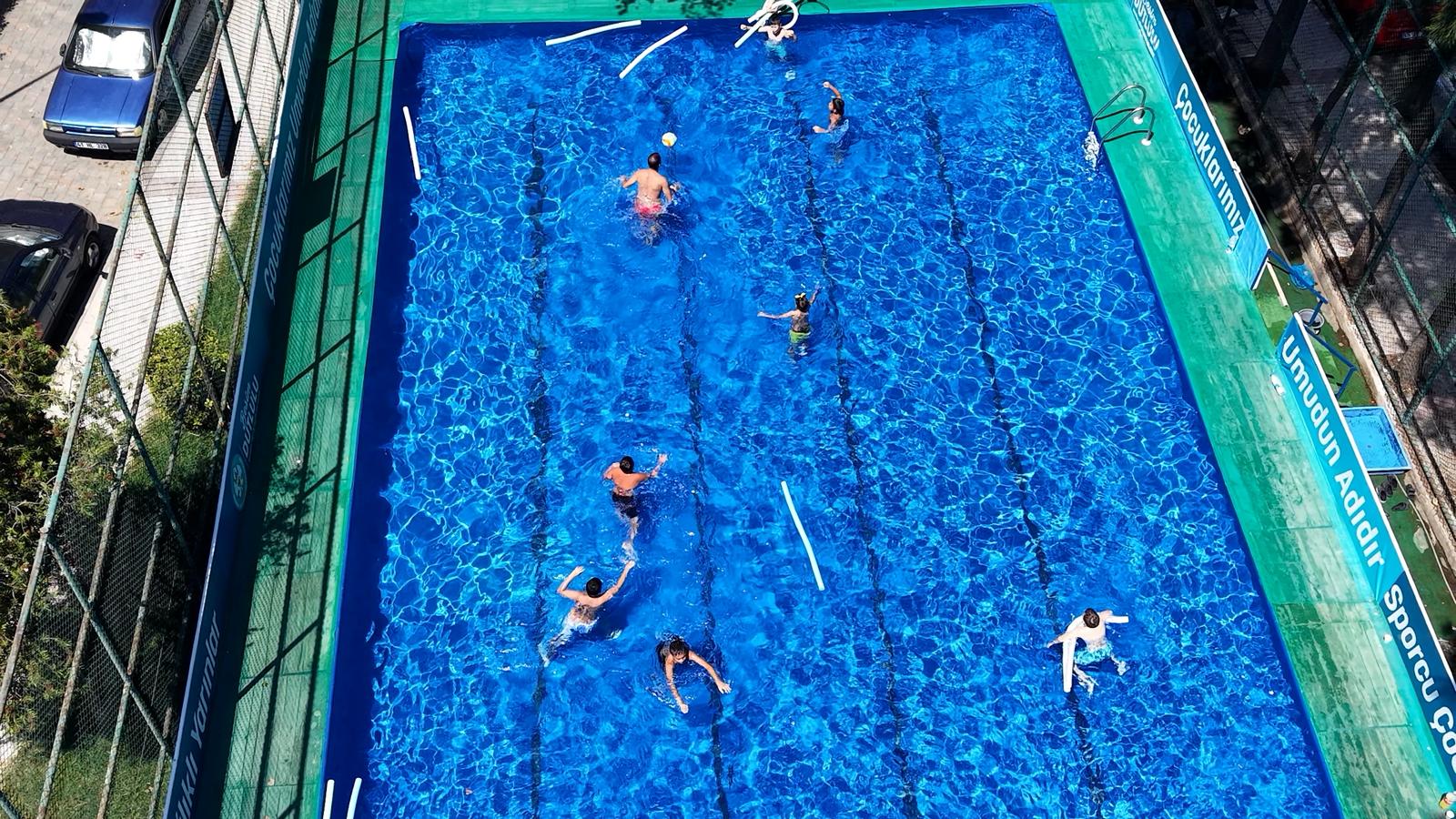 Manisa’da Çocuklar Büyükşehir’in Portatif Havuzlarında Serinliyor (16)