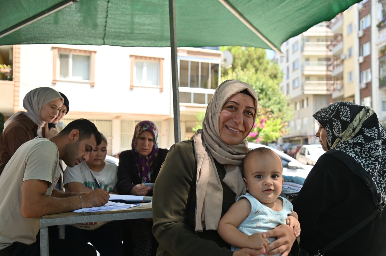 Manisa’da Çocuklar Büyükşehir’in Portatif Havuzlarında Serinliyor (2)