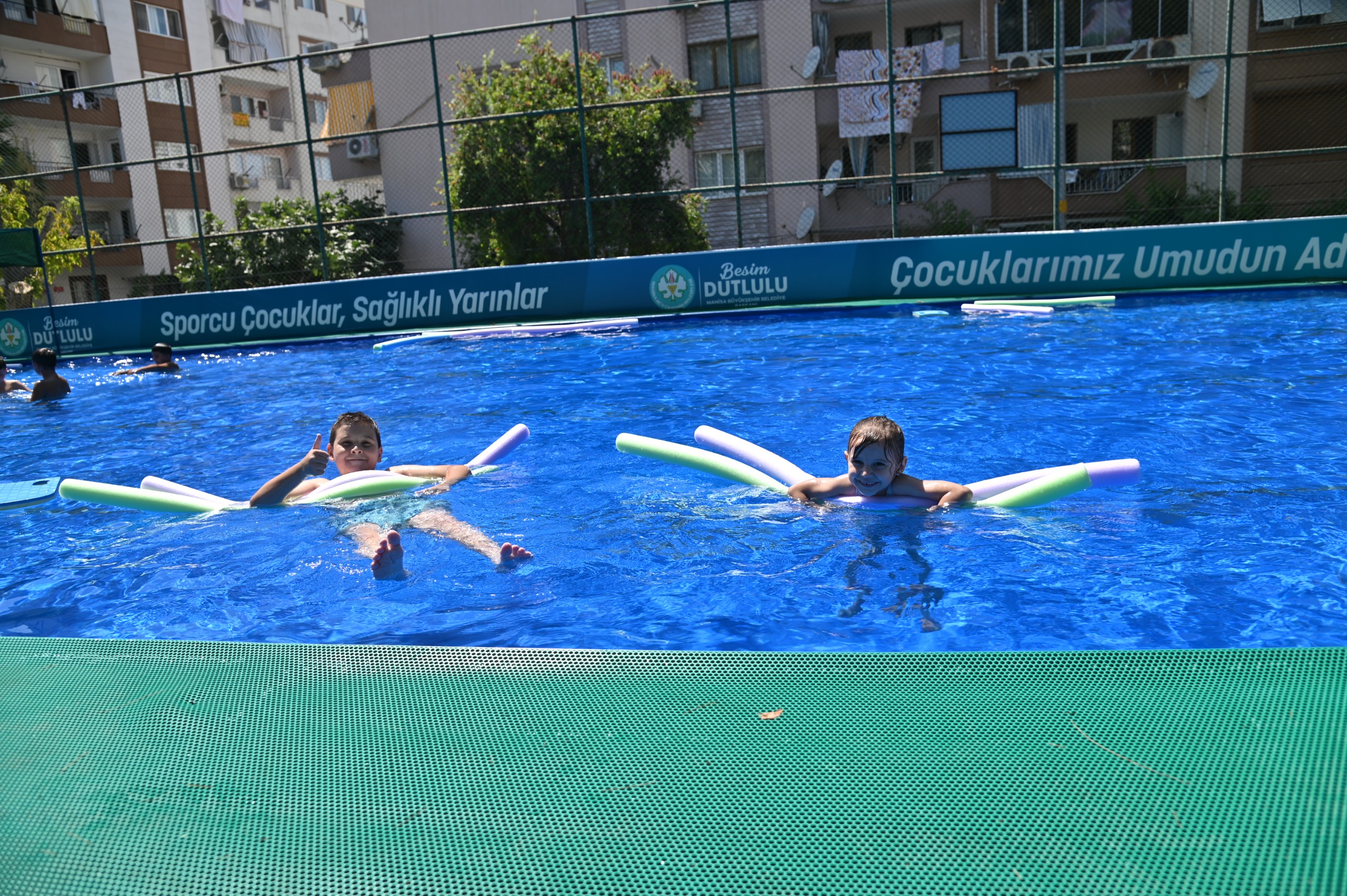Manisa’da Çocuklar Büyükşehir’in Portatif Havuzlarında Serinliyor (8)