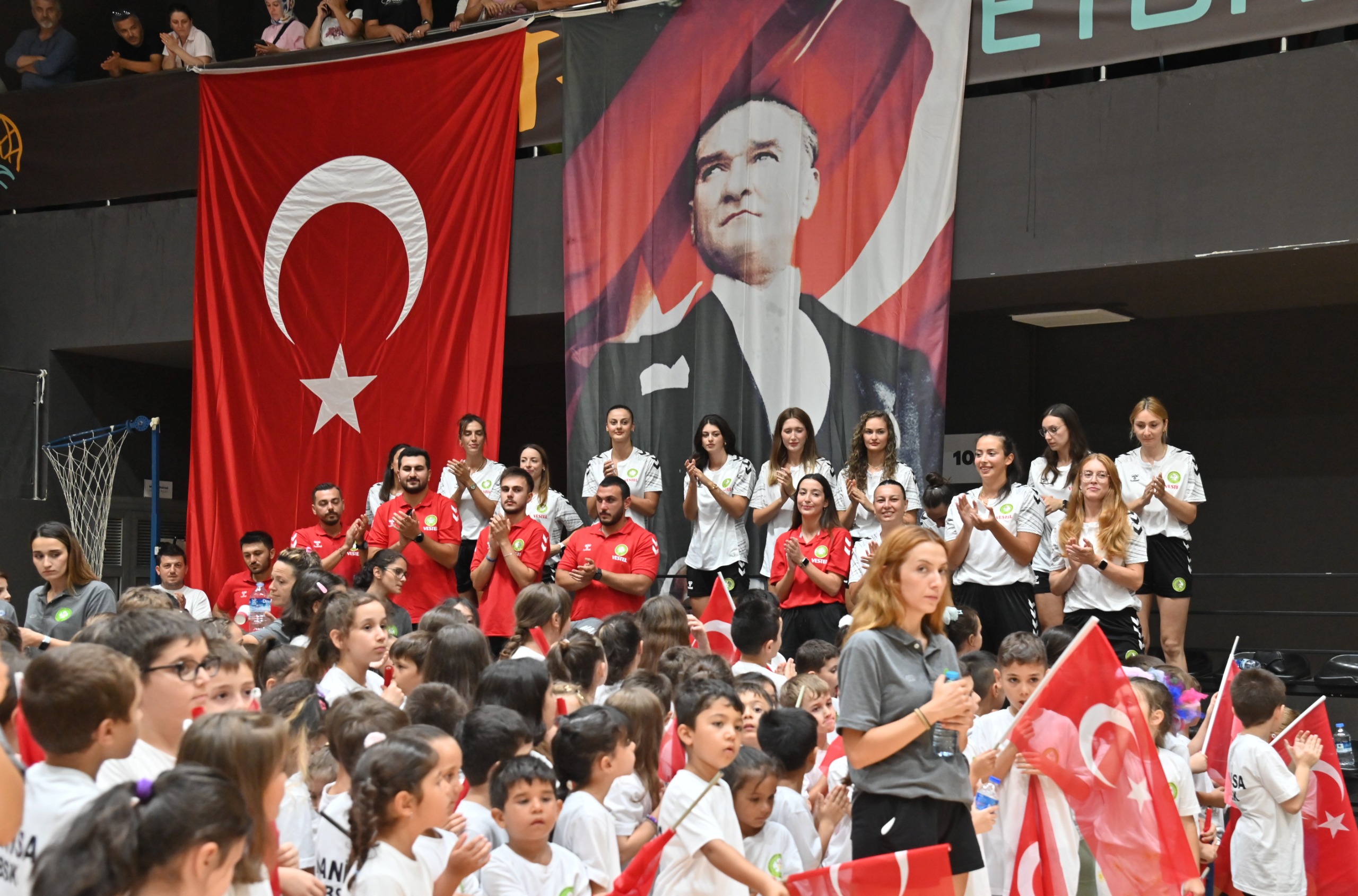 Yaz Spor Okullarında 2025 Dönemi Sertifika Töreniyle Sona Erdi (17)