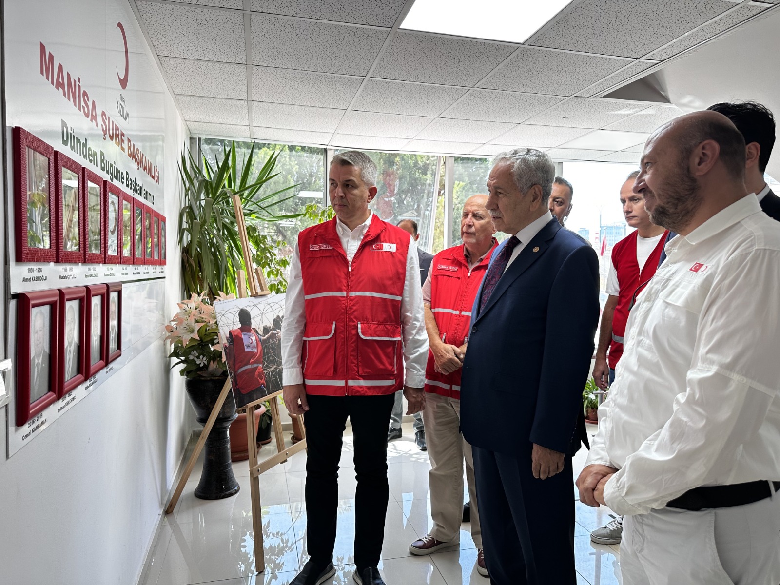 Bülent Ve Mücahit Arınç’tan Kızılay’a Destek Ziyareti (2)