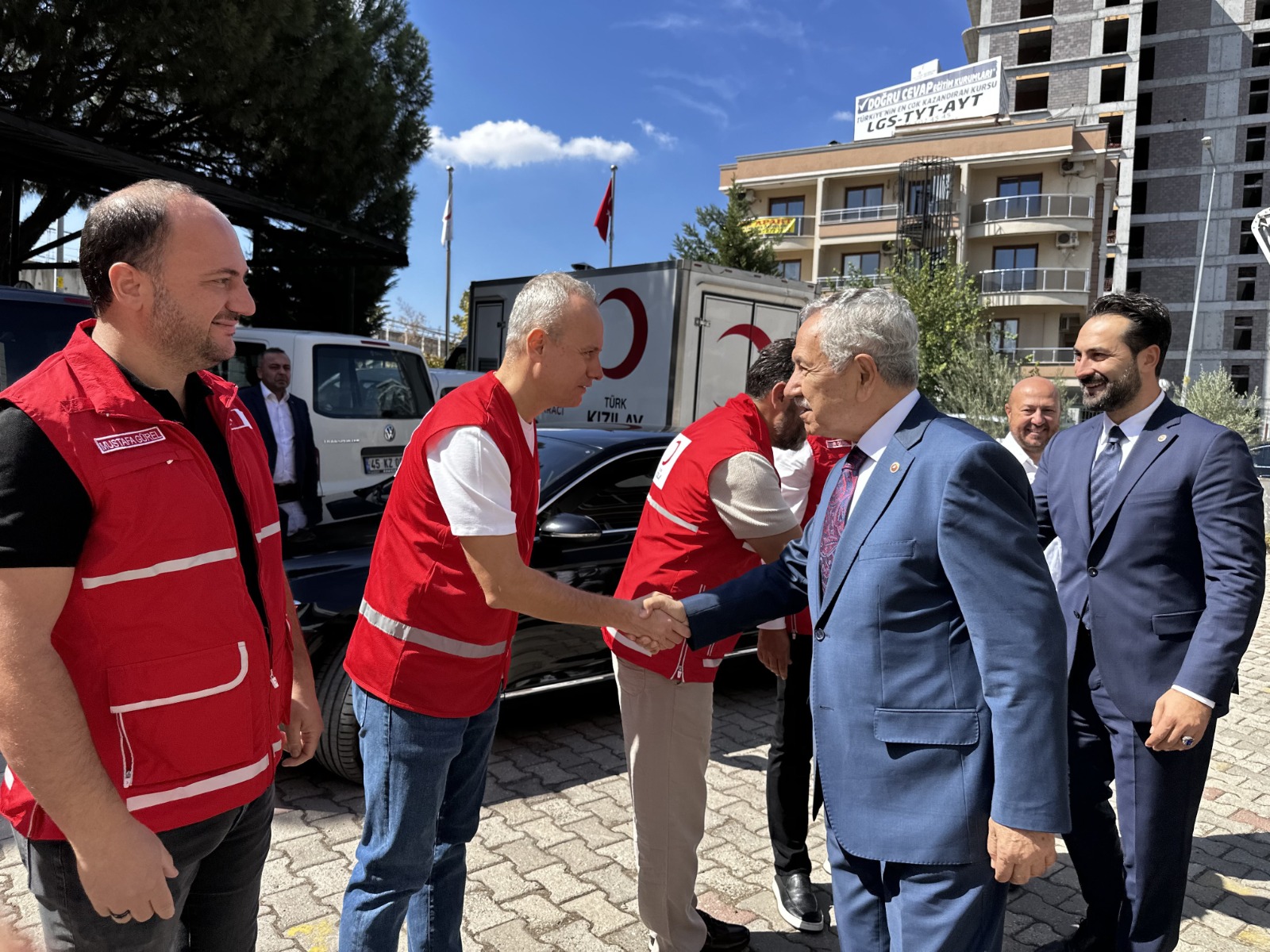 Bülent Ve Mücahit Arınç’tan Kızılay’a Destek Ziyareti (4)