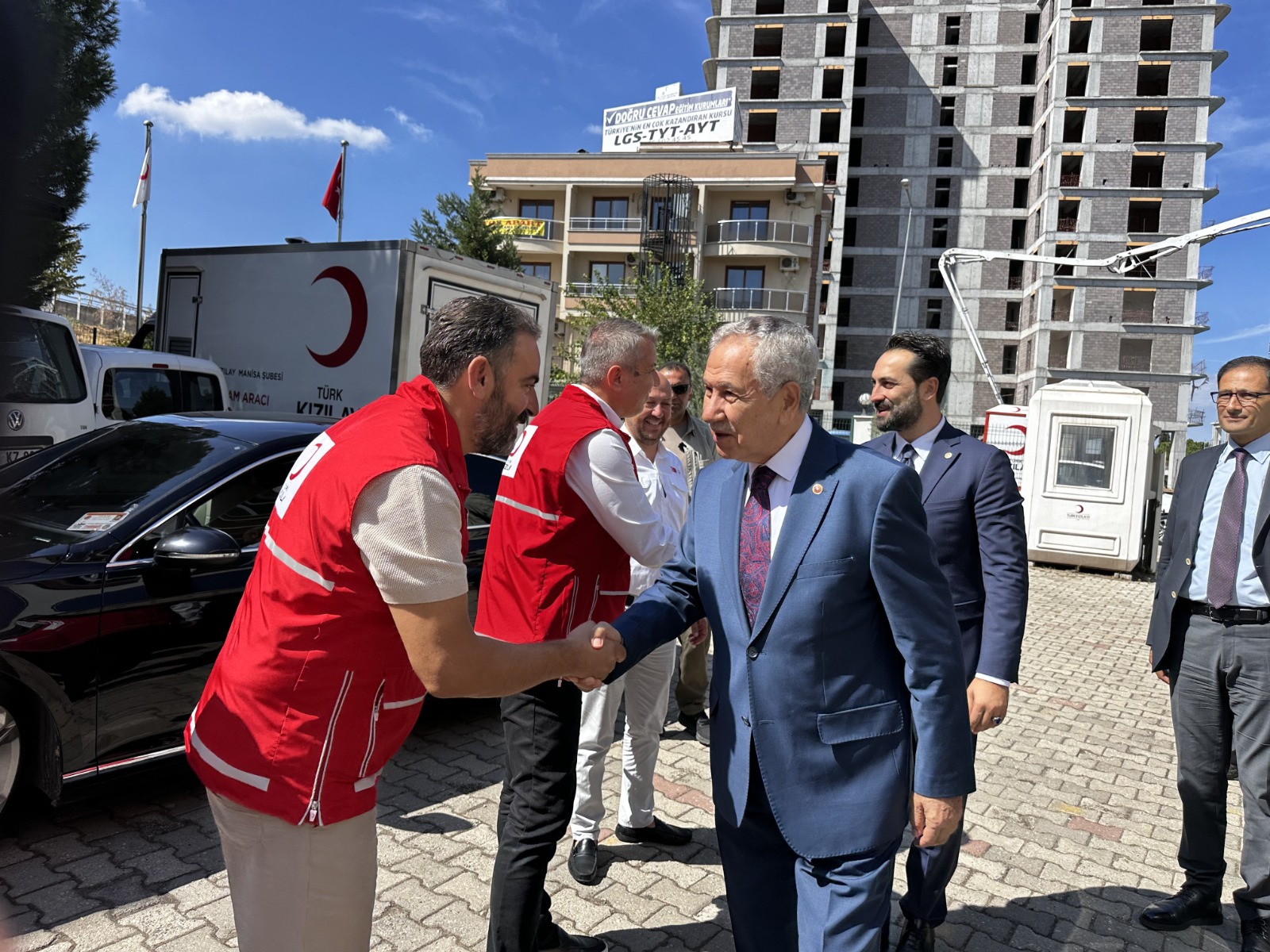 Bülent Ve Mücahit Arınç’tan Kızılay’a Destek Ziyareti (5)