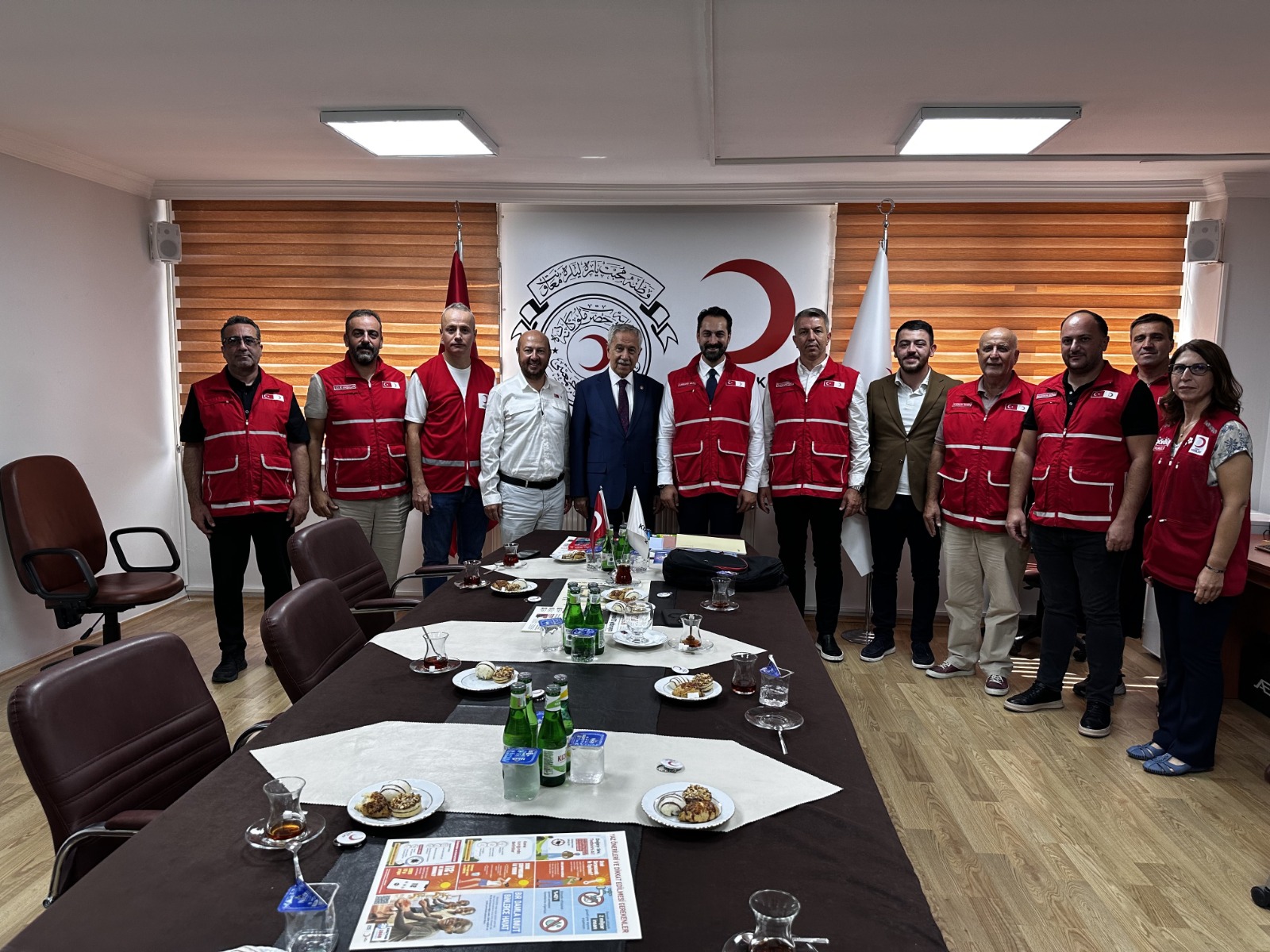 Bülent Ve Mücahit Arınç’tan Kızılay’a Destek Ziyareti (8)