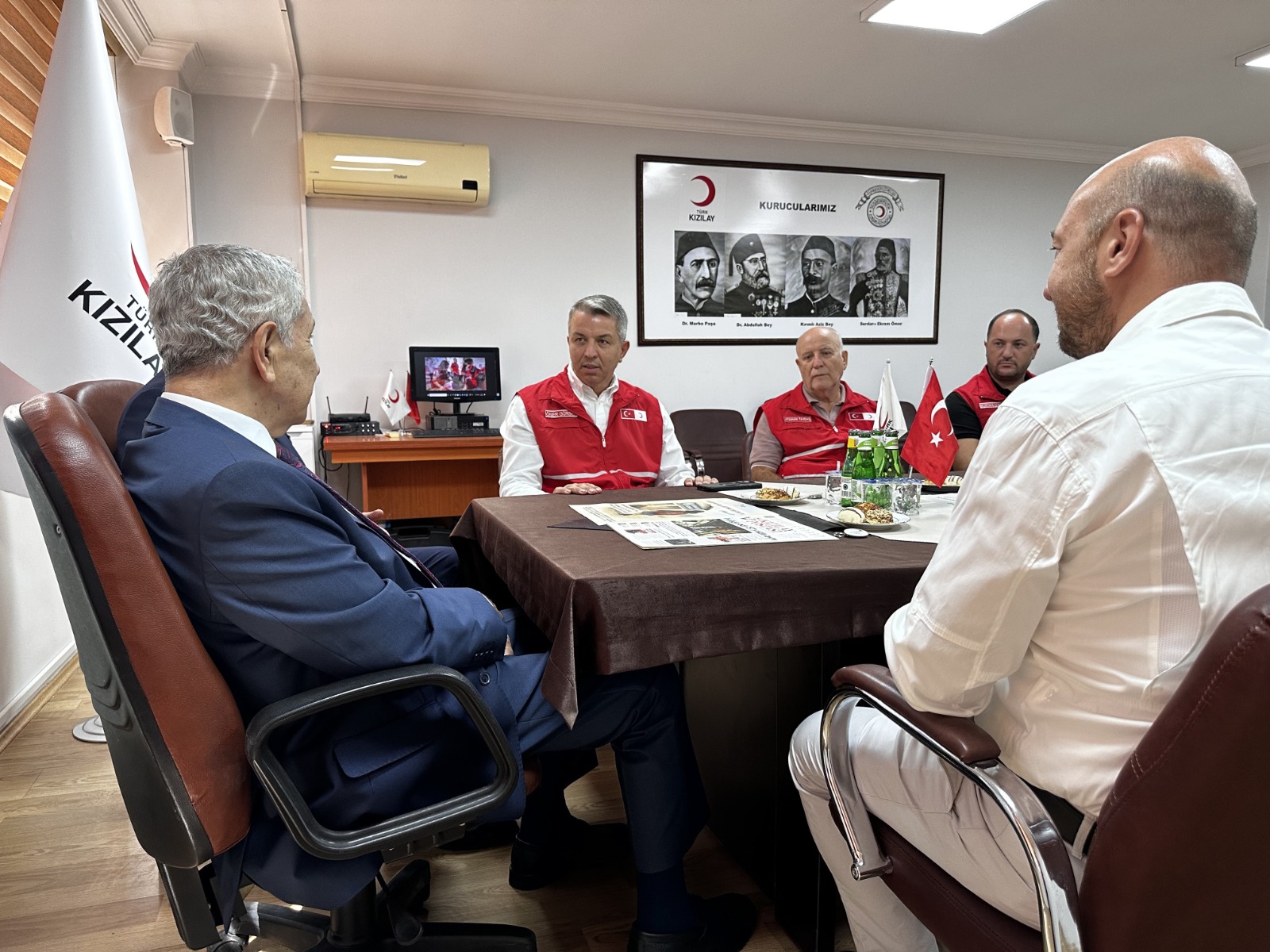 Bülent Ve Mücahit Arınç’tan Kızılay’a Destek Ziyareti (9)