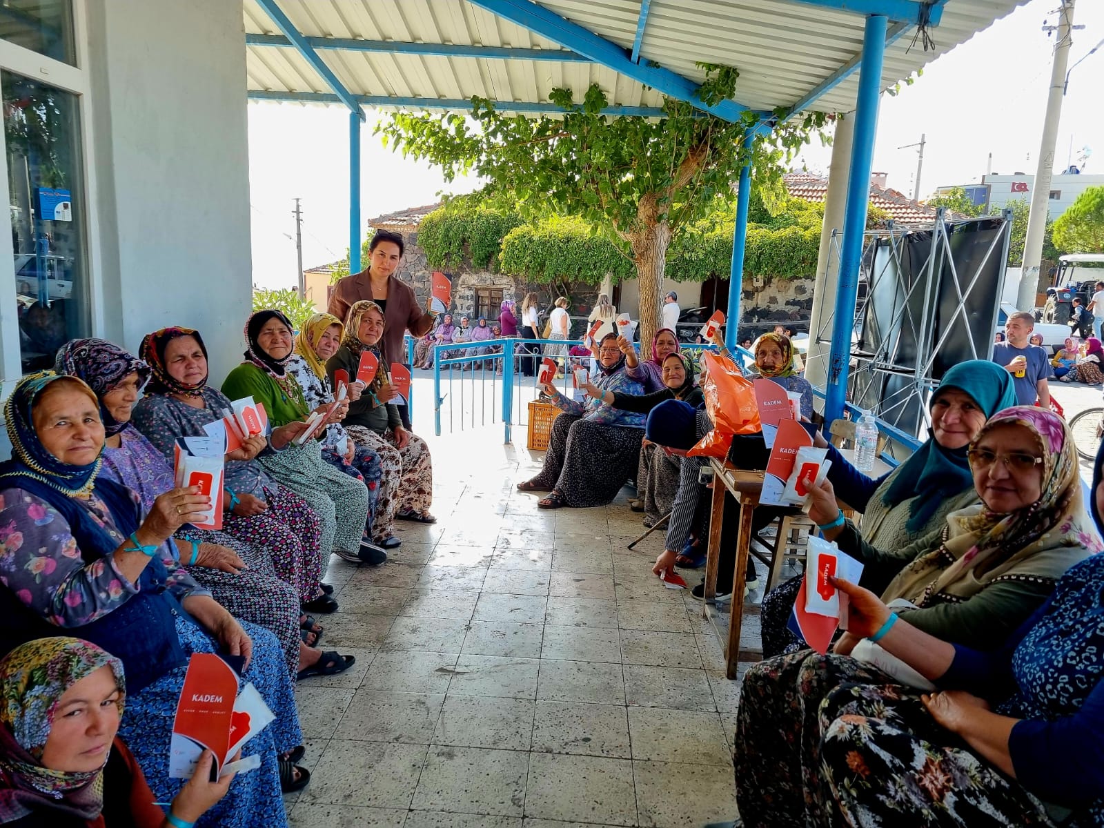 Kadem Manisa Düzlen Köyü’nde Kadın Ve Gençlerle Buluştu (1)