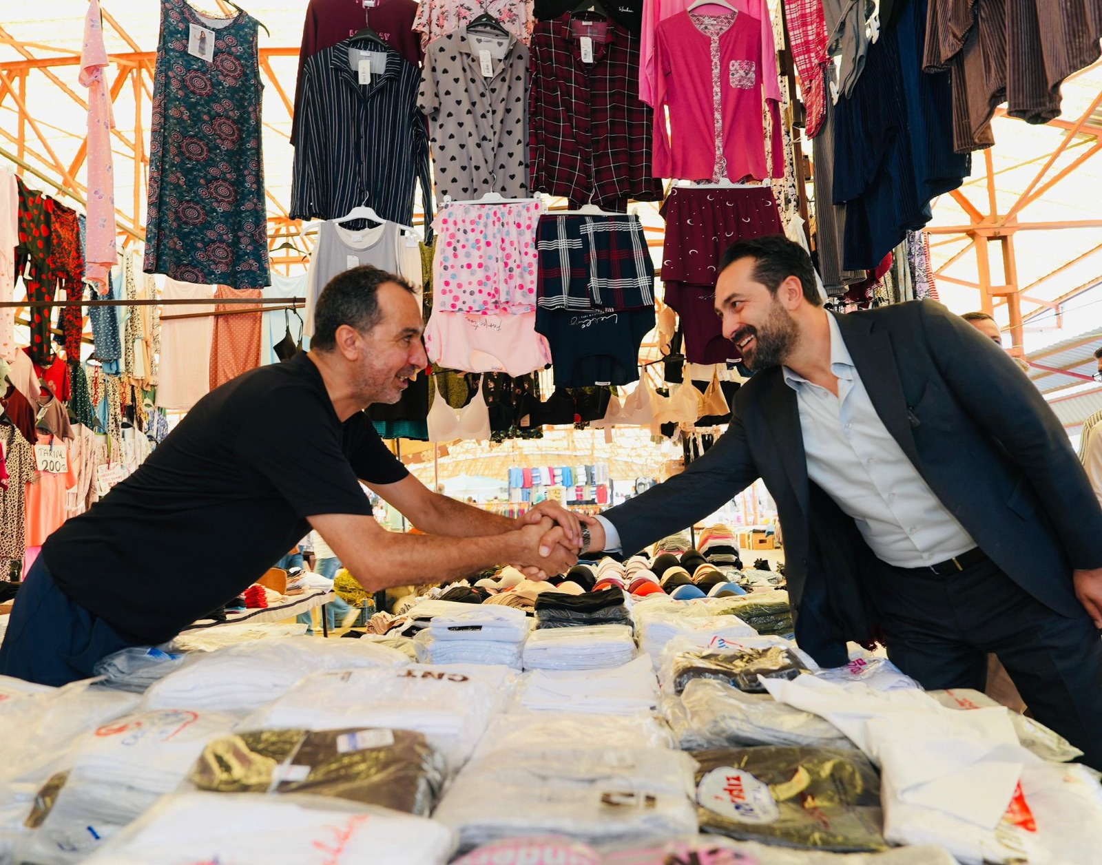 Manisa’da Arınç Rüzgarı Sahada, Halkla Omuz Omuza (6)