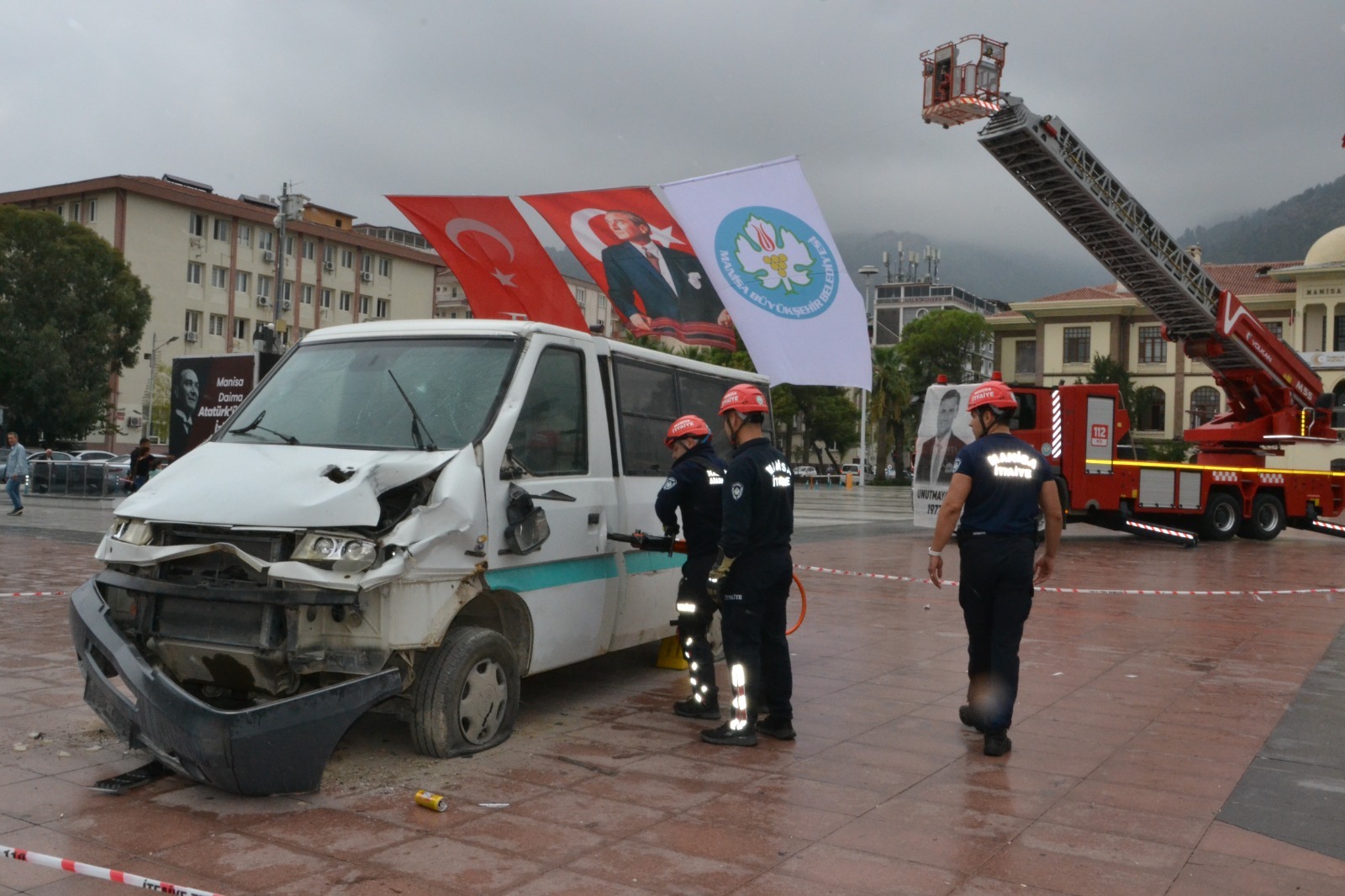 Manisa’da İtfaiye Haftası’nda Nefes Kesen Tatbikat (1)