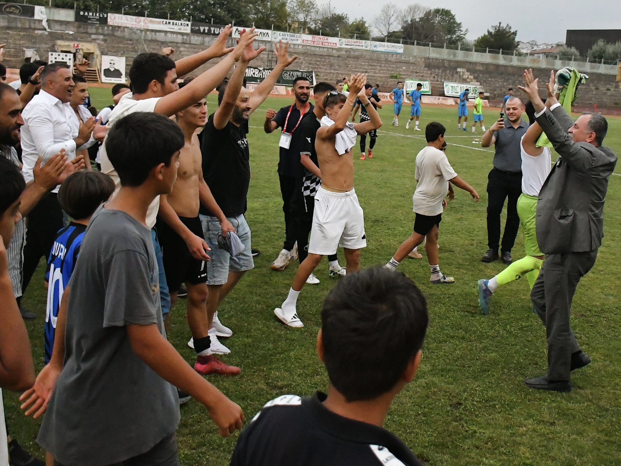 Türkiye Şampiyonu Olan Yunusemre Belediyespor U17 Futbol Takımı (1)