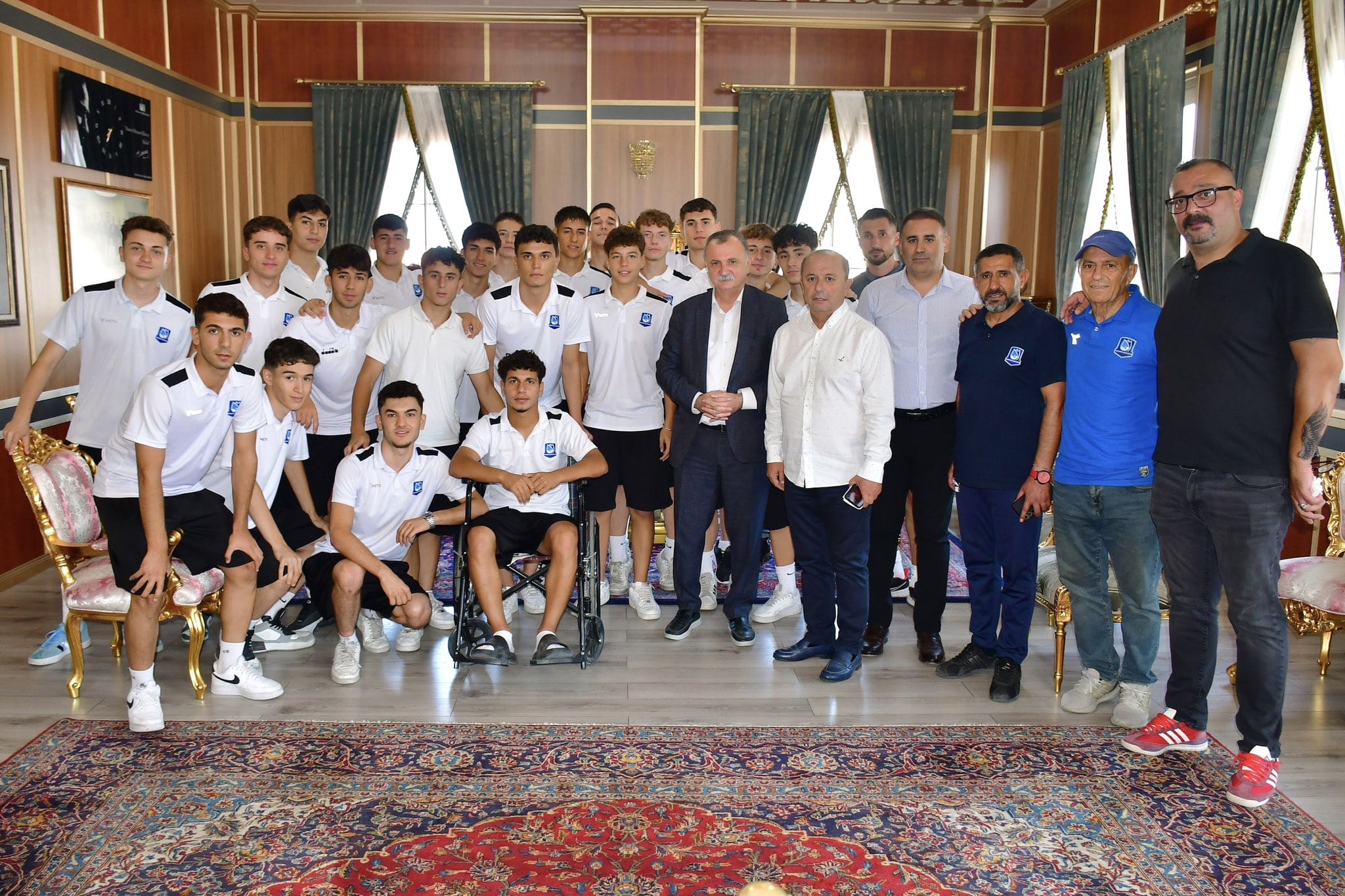 Türkiye Şampiyonu Olan Yunusemre Belediyespor U17 Futbol Takımı (2)