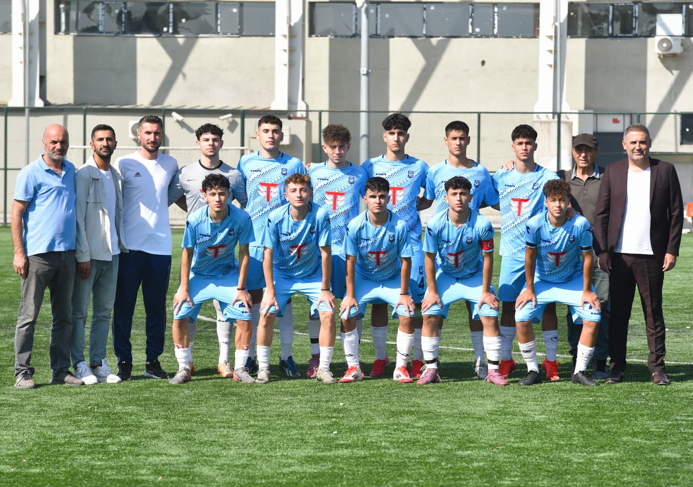 Türkiye Şampiyonu Olan Yunusemre Belediyespor U17 Futbol Takımı (4)