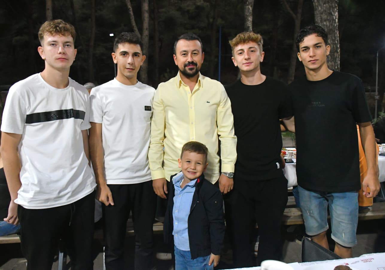 Yunusemre’de Şampiyonluk Coşkusu U17 Futbolcular Birlikle Taçlandı (2)