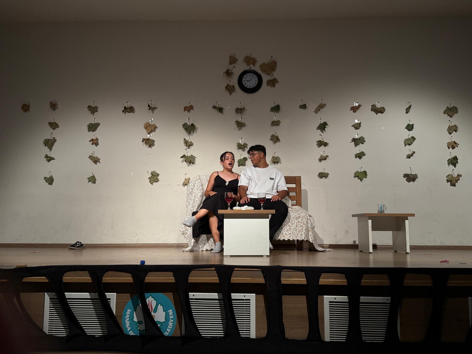 Manisa’da Ferdi Zeyrek Anısına Tiyatro Gösterimi (12)