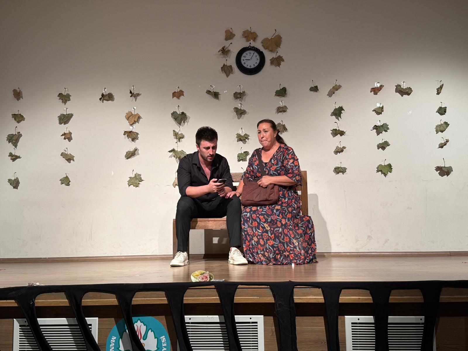 Manisa’da Ferdi Zeyrek Anısına Tiyatro Gösterimi (13)